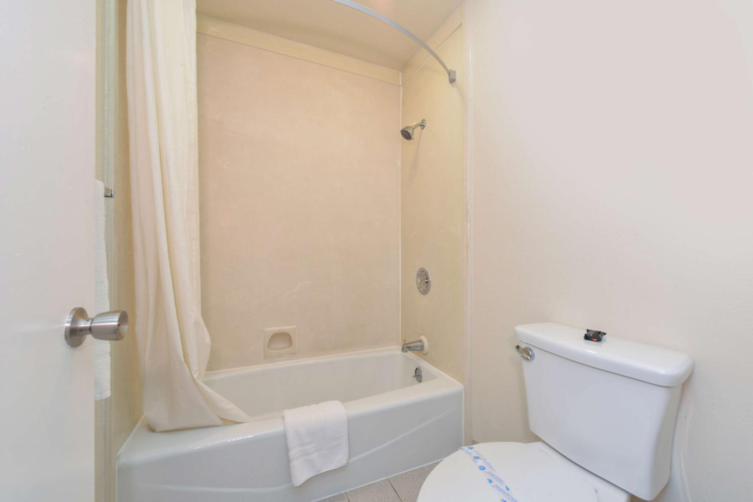 Queen Room with Two Queen Beds - Photo 5