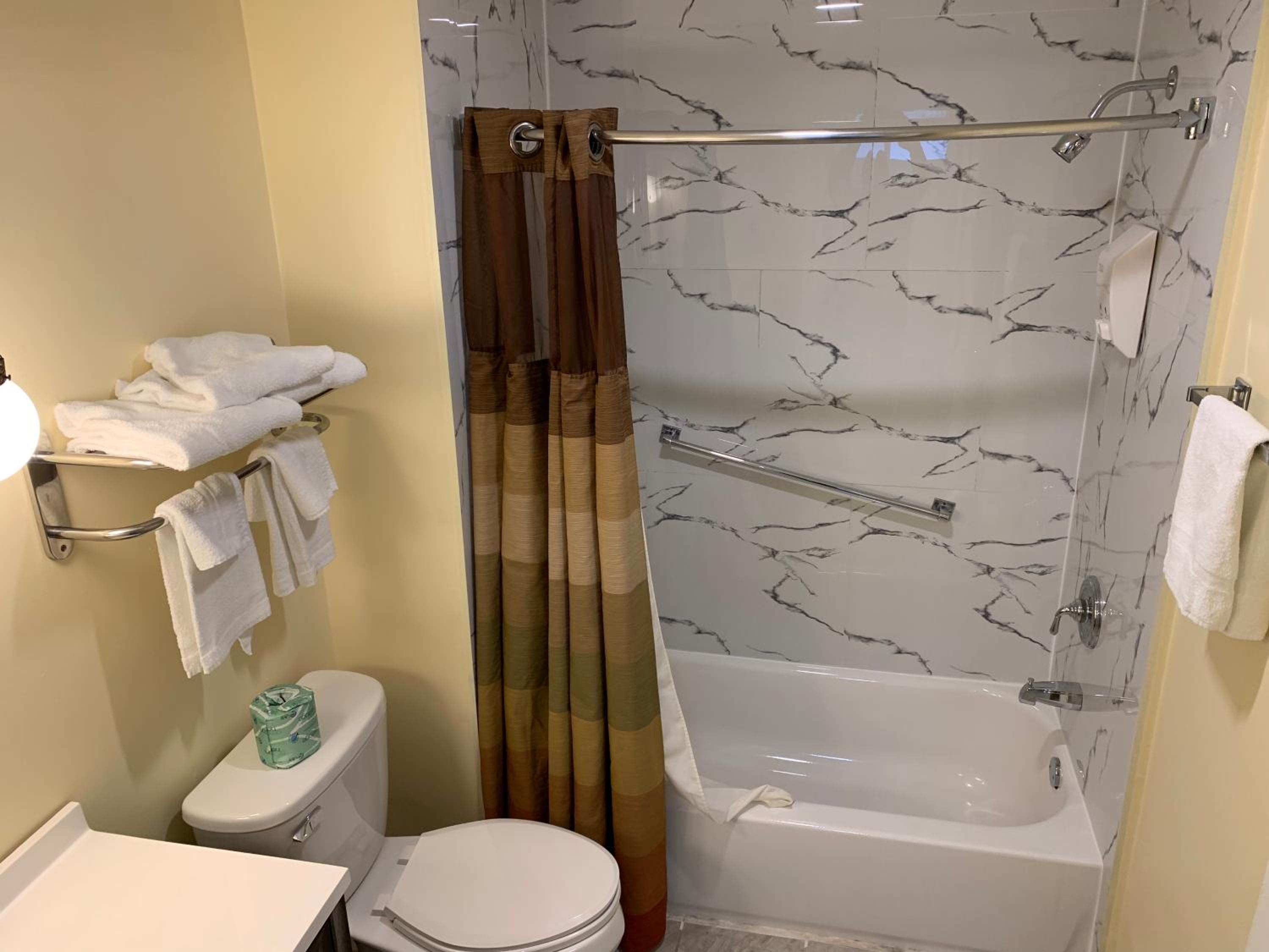 Deluxe Queen Room - Photo 8