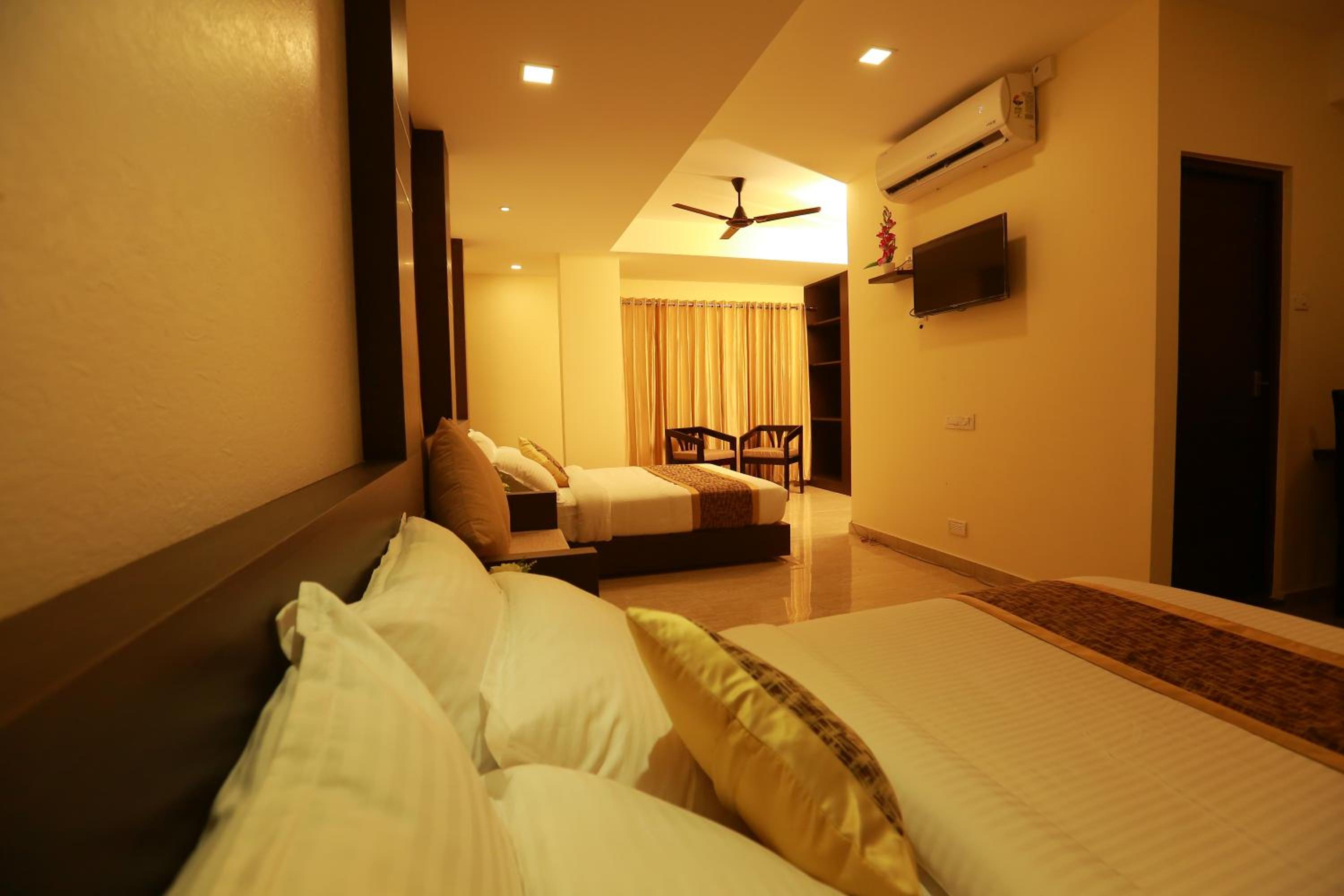 Deluxe Family Suite - Photo 2