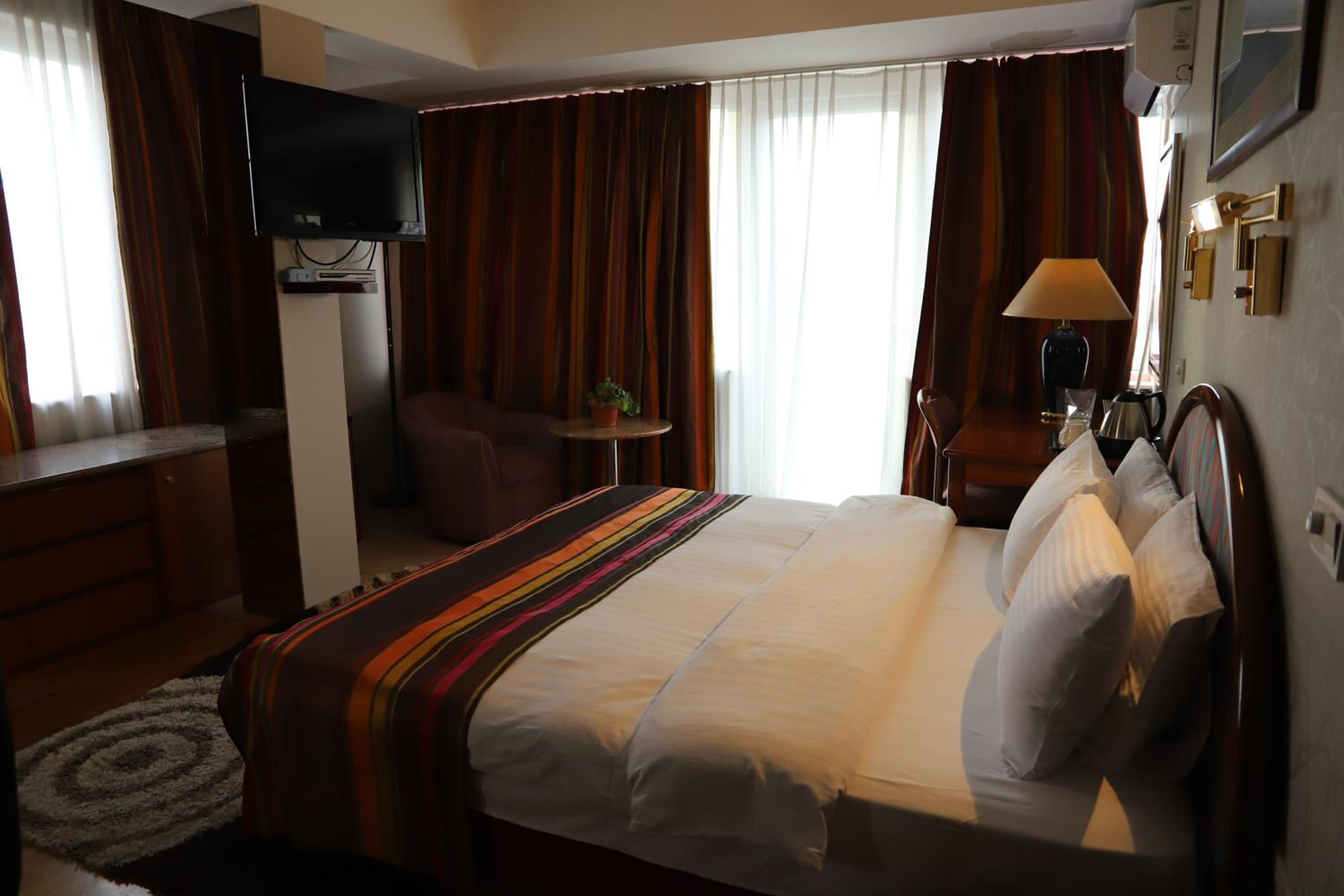 Double Room with Balcony and City View - Photo 6