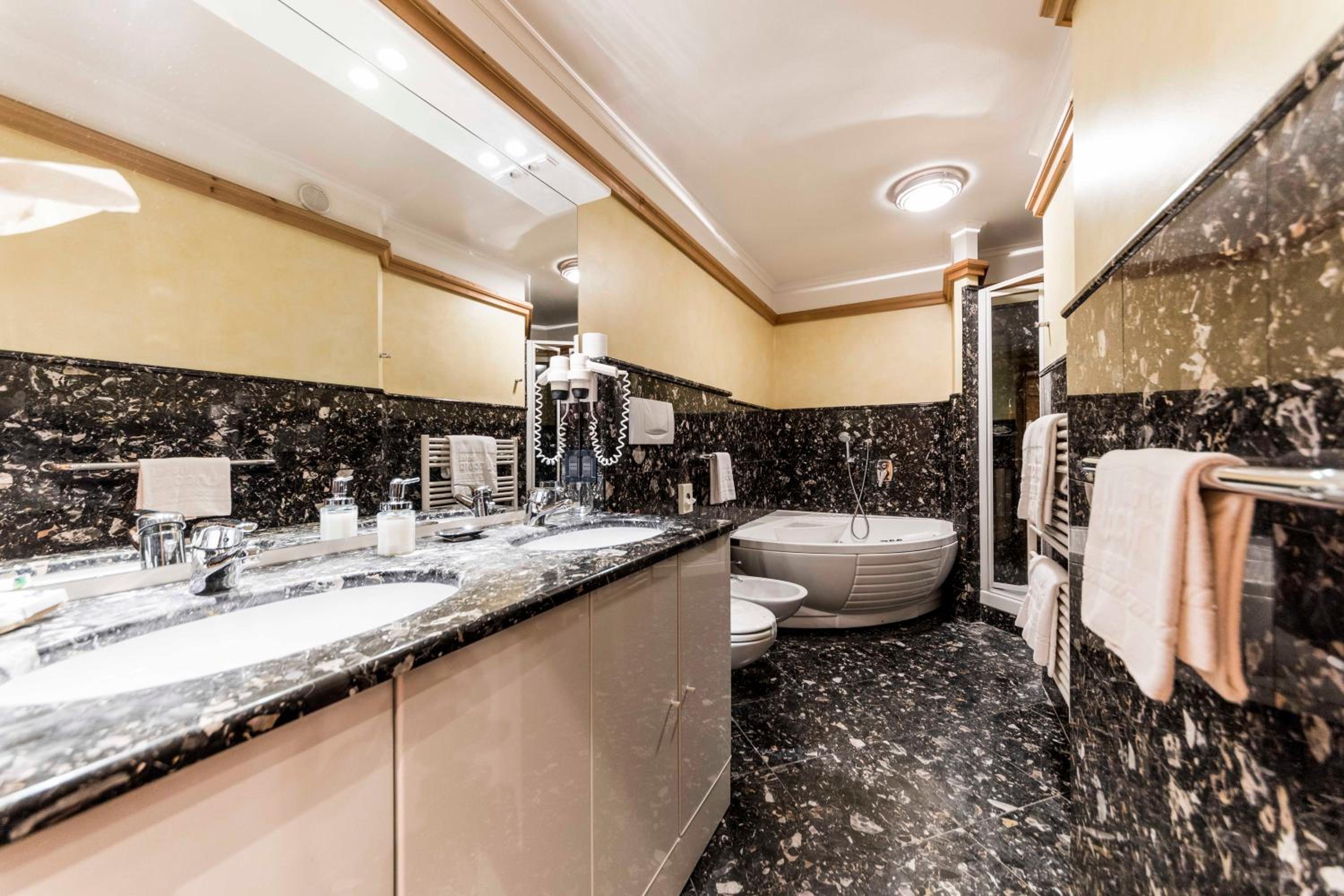 Superior Double or Twin Room with Mountain View - Photo 4