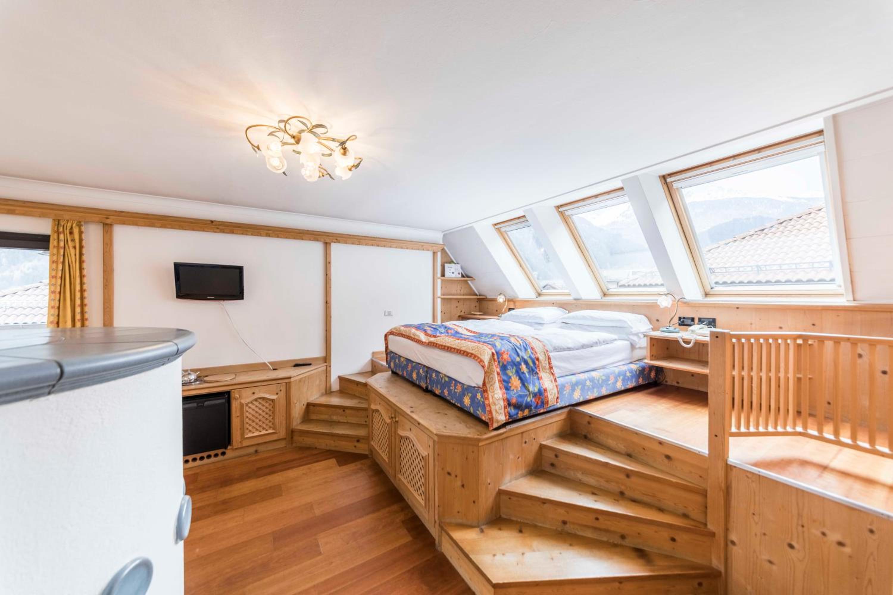 Deluxe Double Room with Balcony - Photo 4
