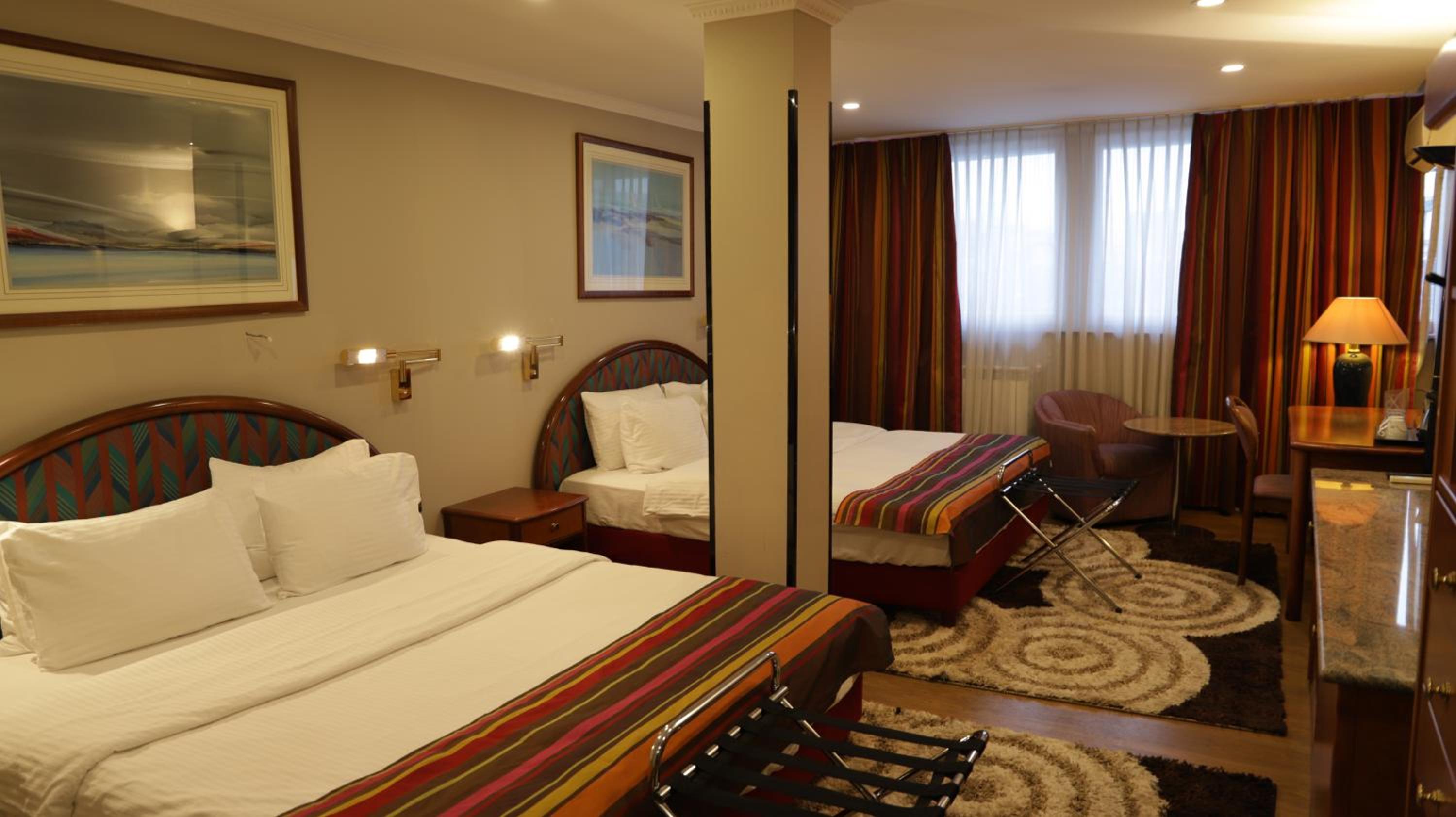 Family Suite with City View - Photo 2