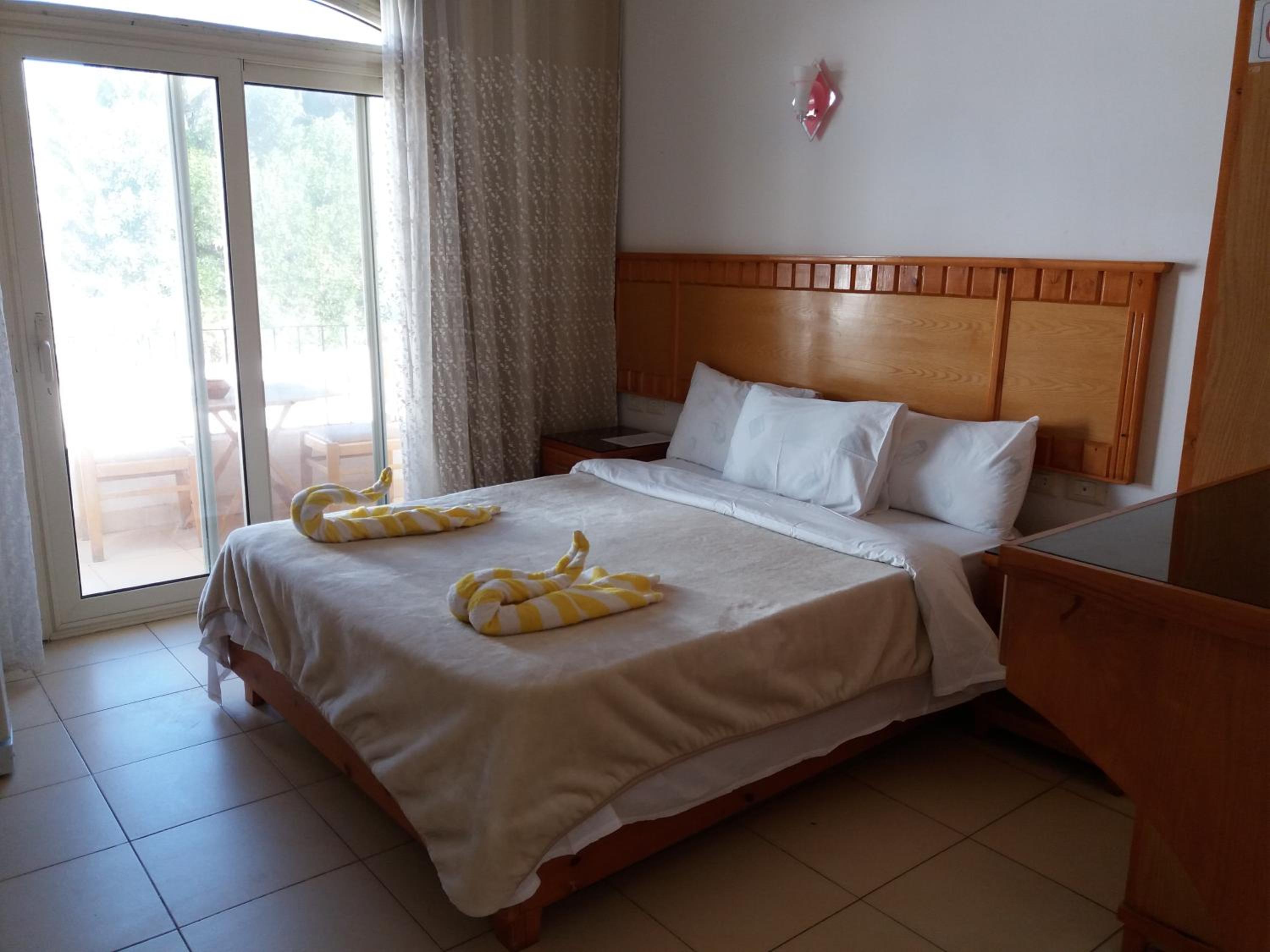Double Room with Balcony - Photo 11