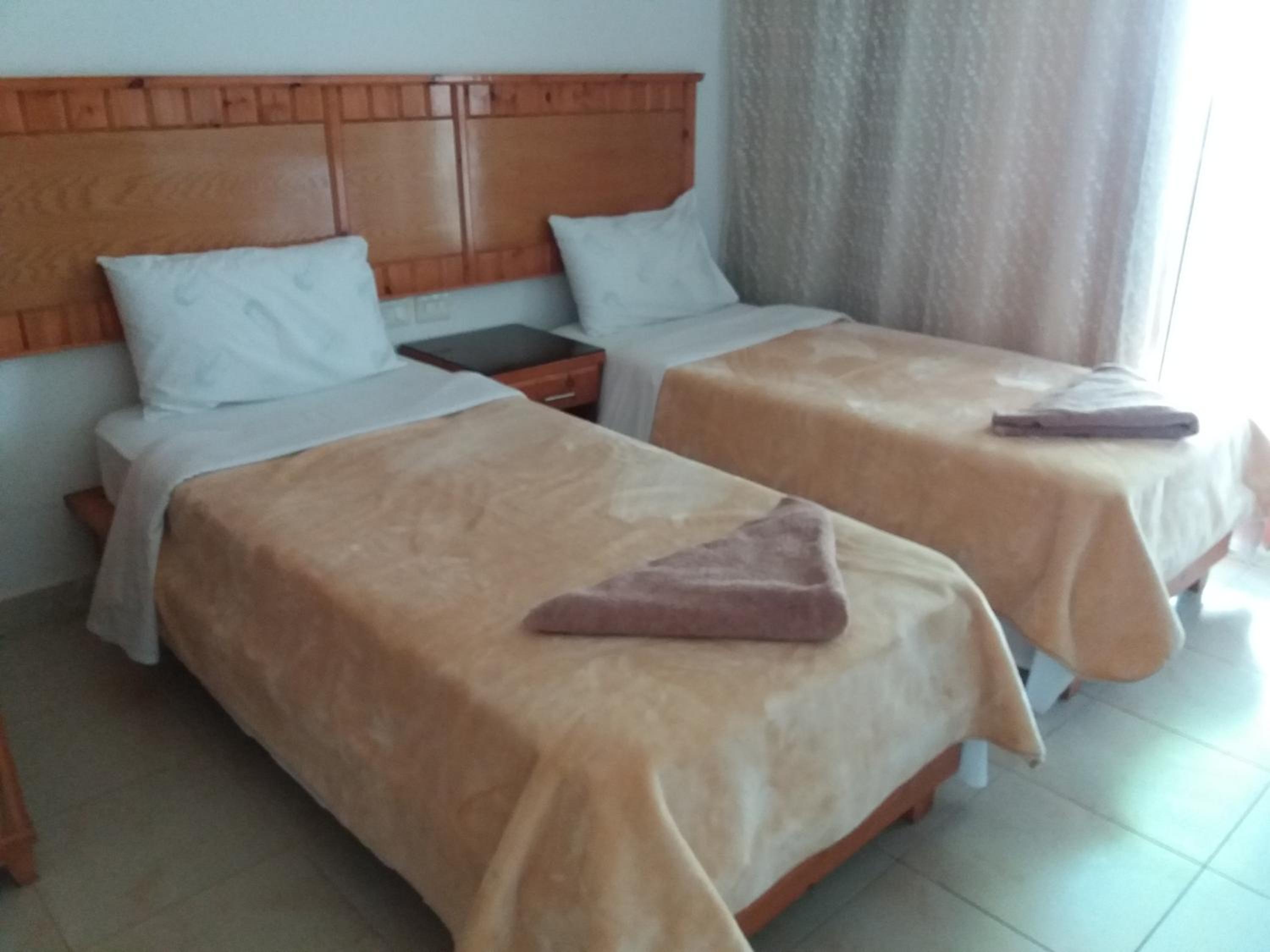 Twin Room with Bathroom - Photo 3