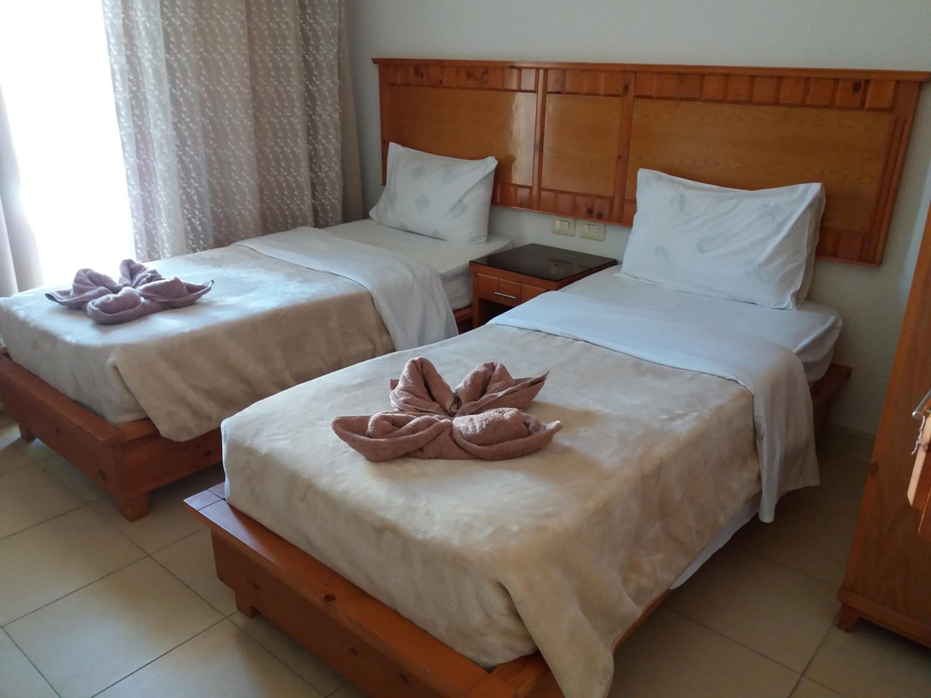 Twin Room with Bathroom - Photo 15