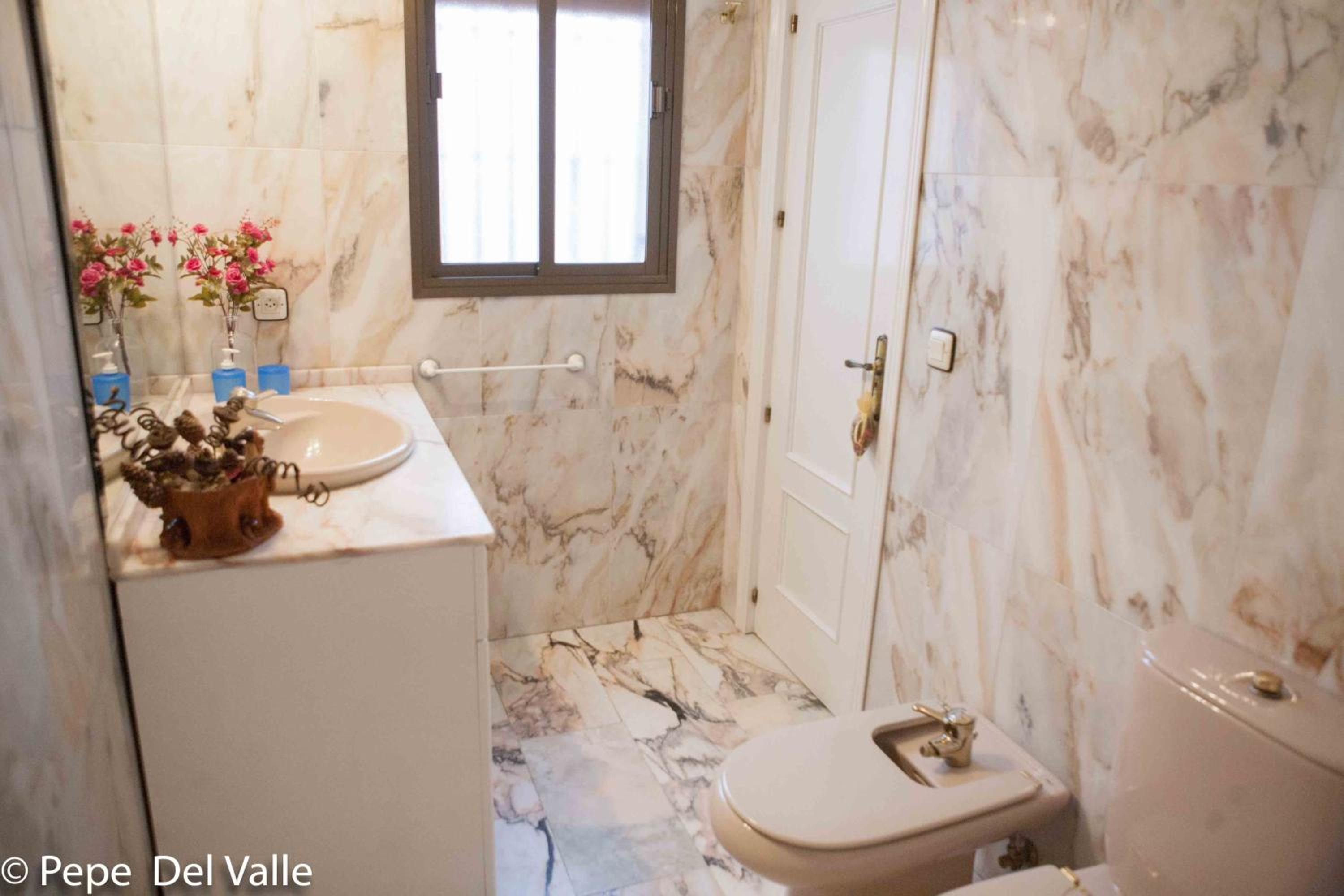 Double Room with Private Bathroom - Photo 3