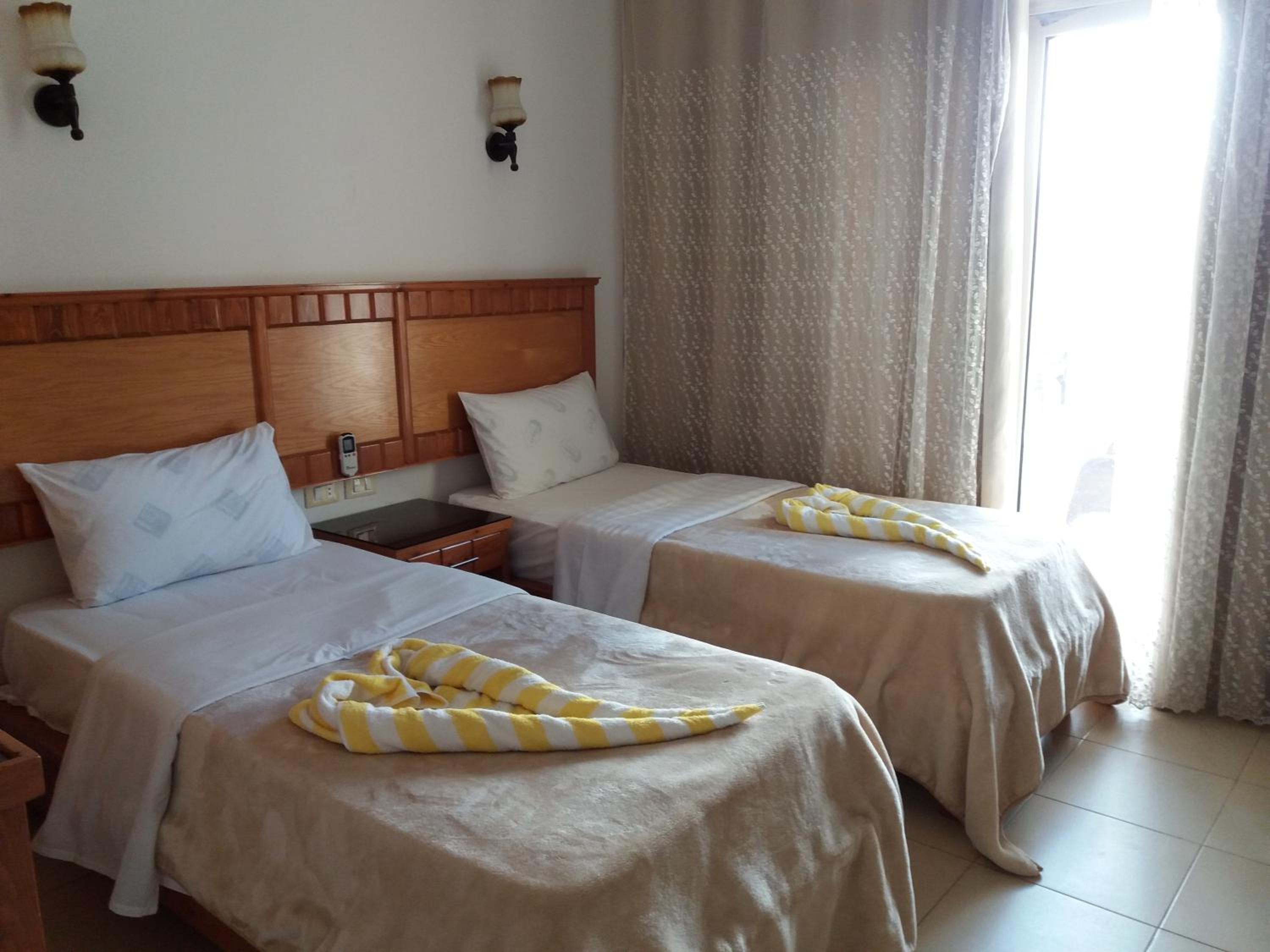 Twin Room with Bathroom - Photo 14
