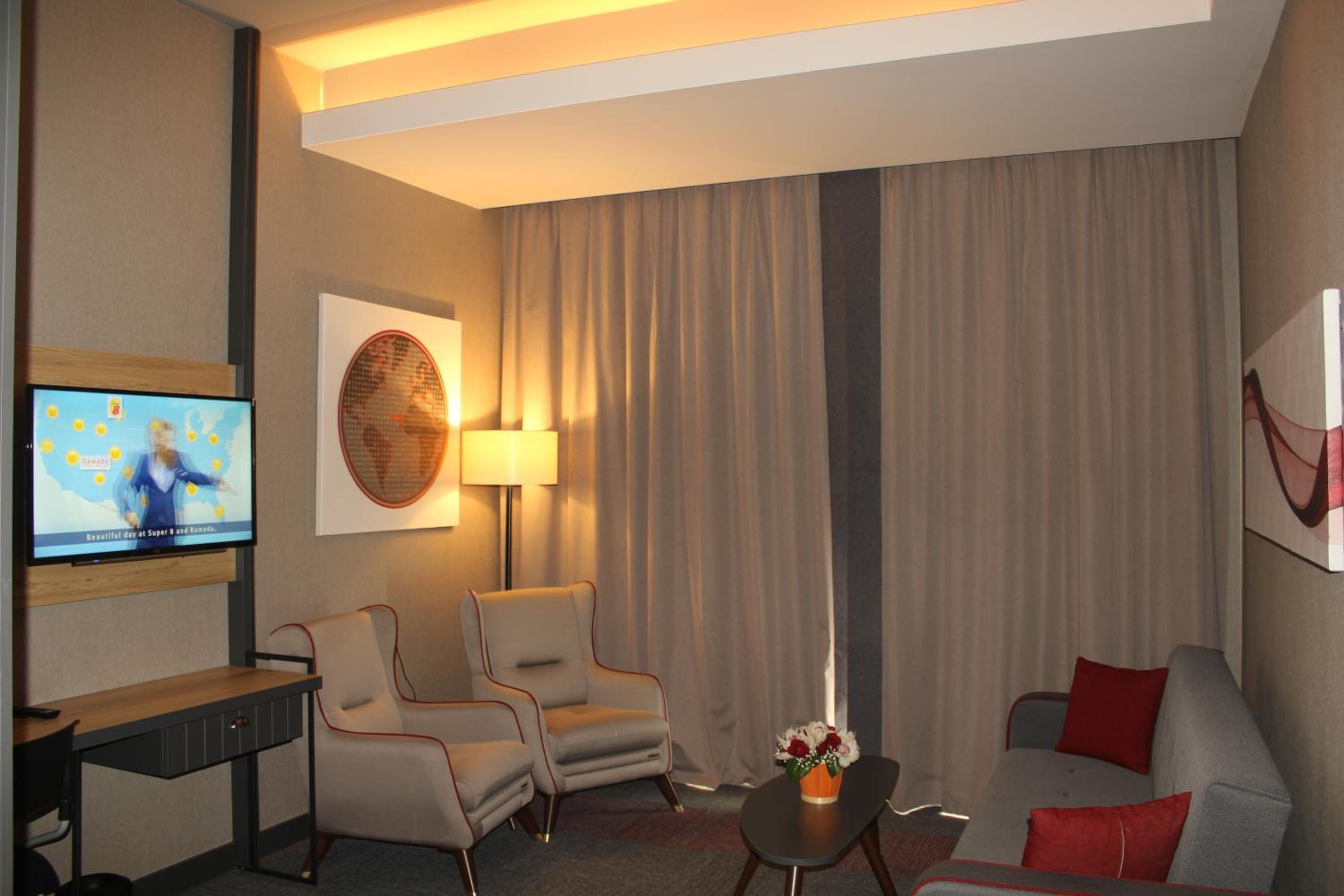 Queen Suite - Non-Smoking photo 3