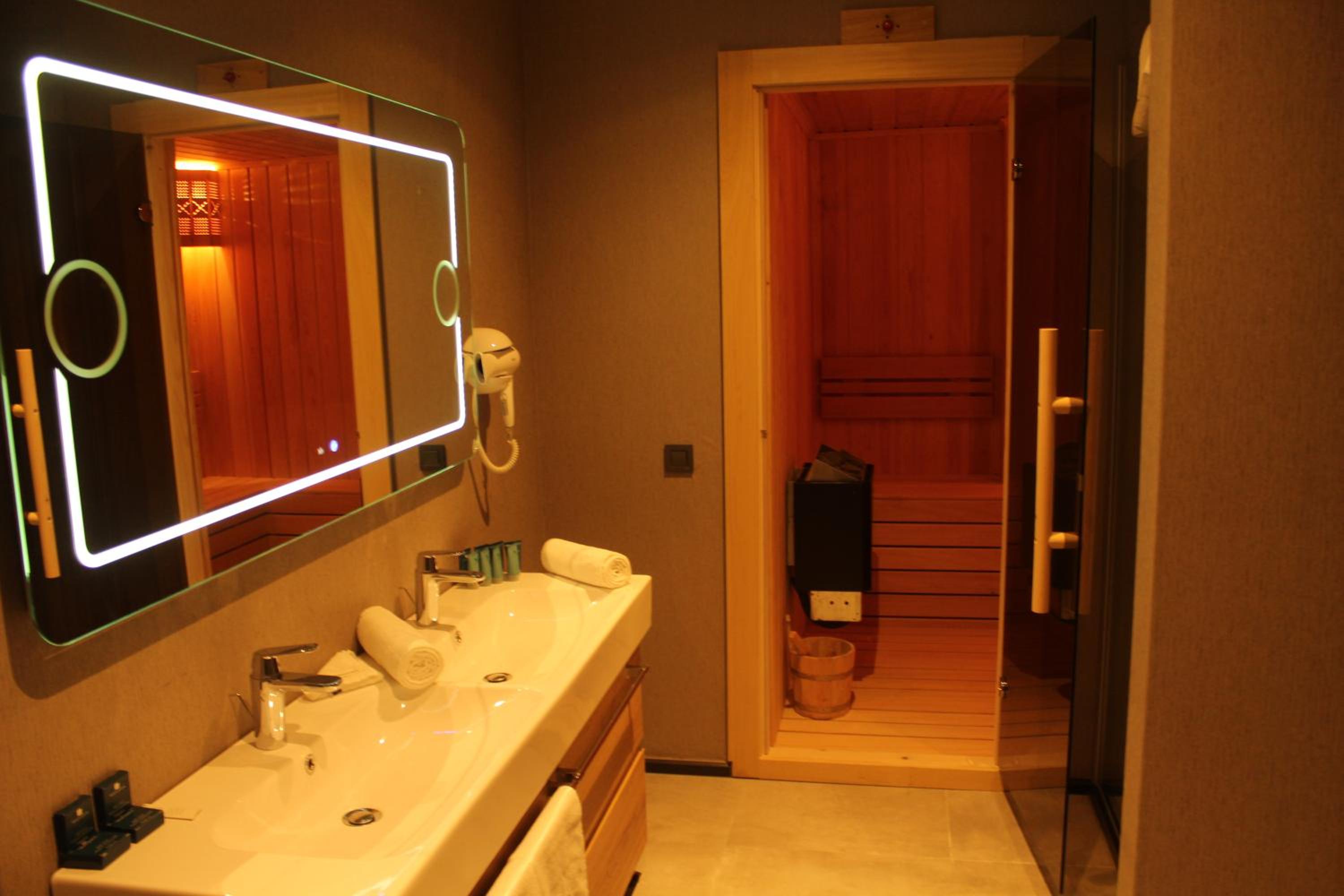 Corner Queen Suite - Non-Smoking photo 2