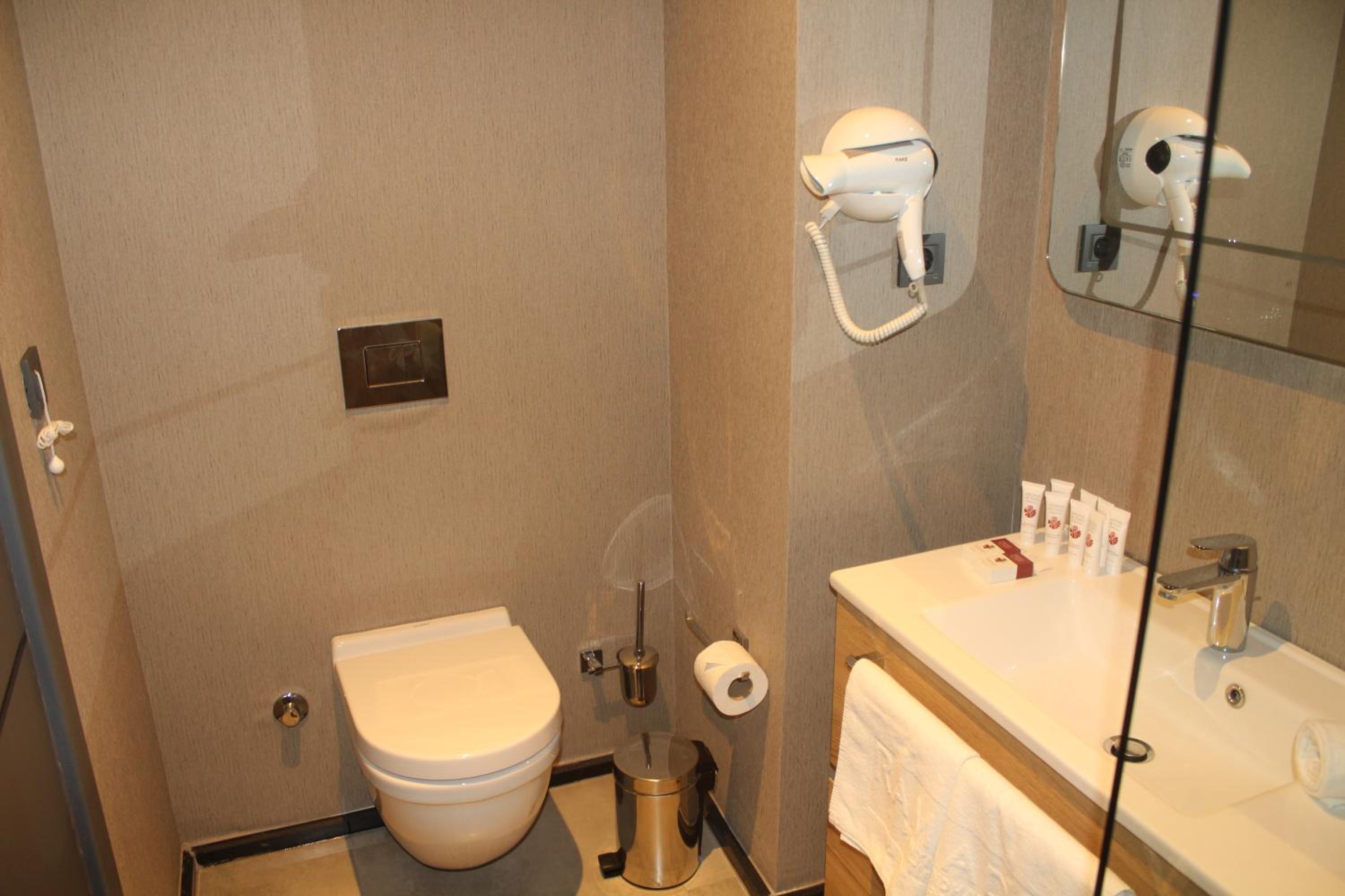 Deluxe Queen Room - Non-Smoking photo 2