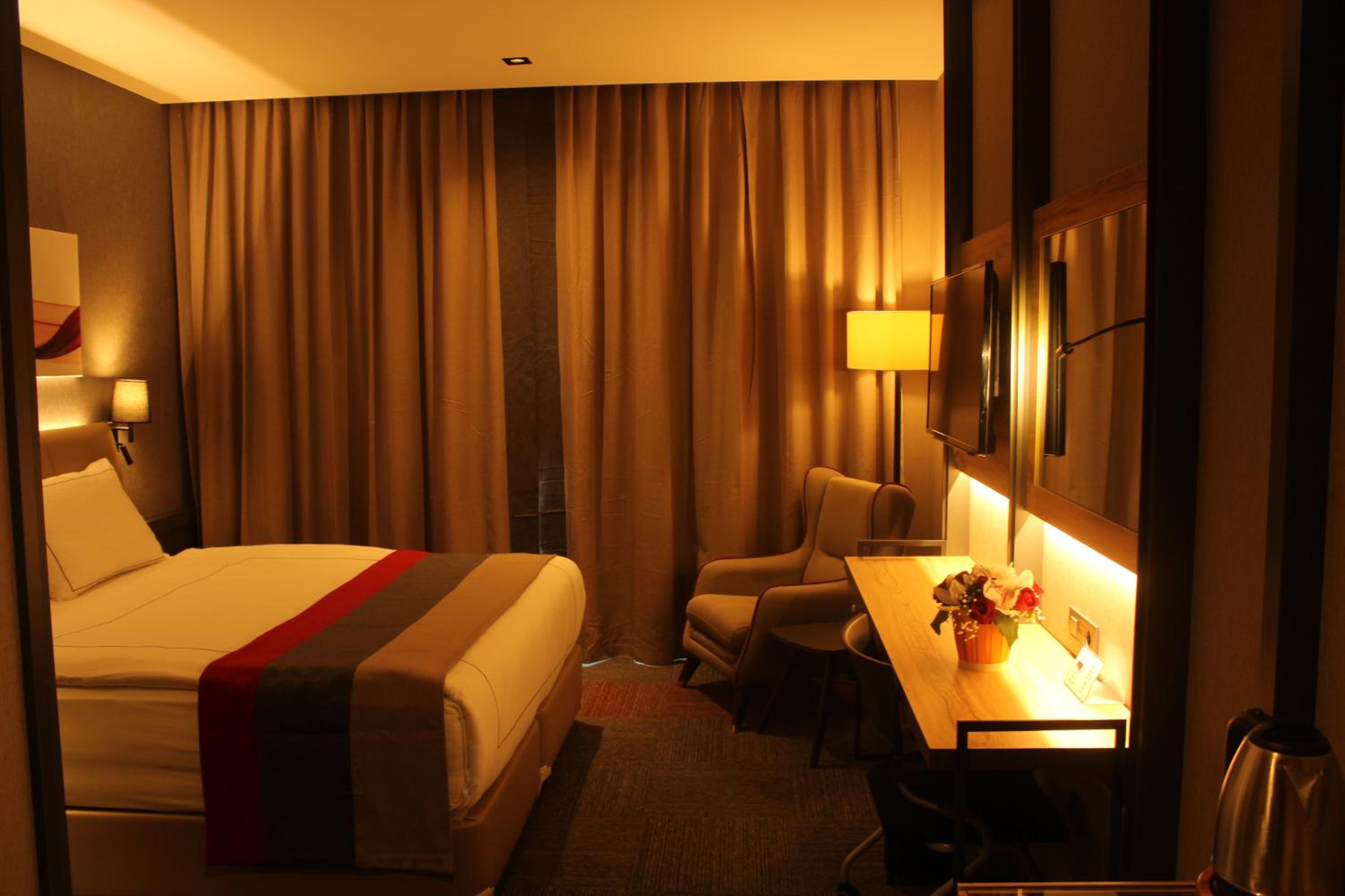 Deluxe Queen Room - Non-Smoking photo 3
