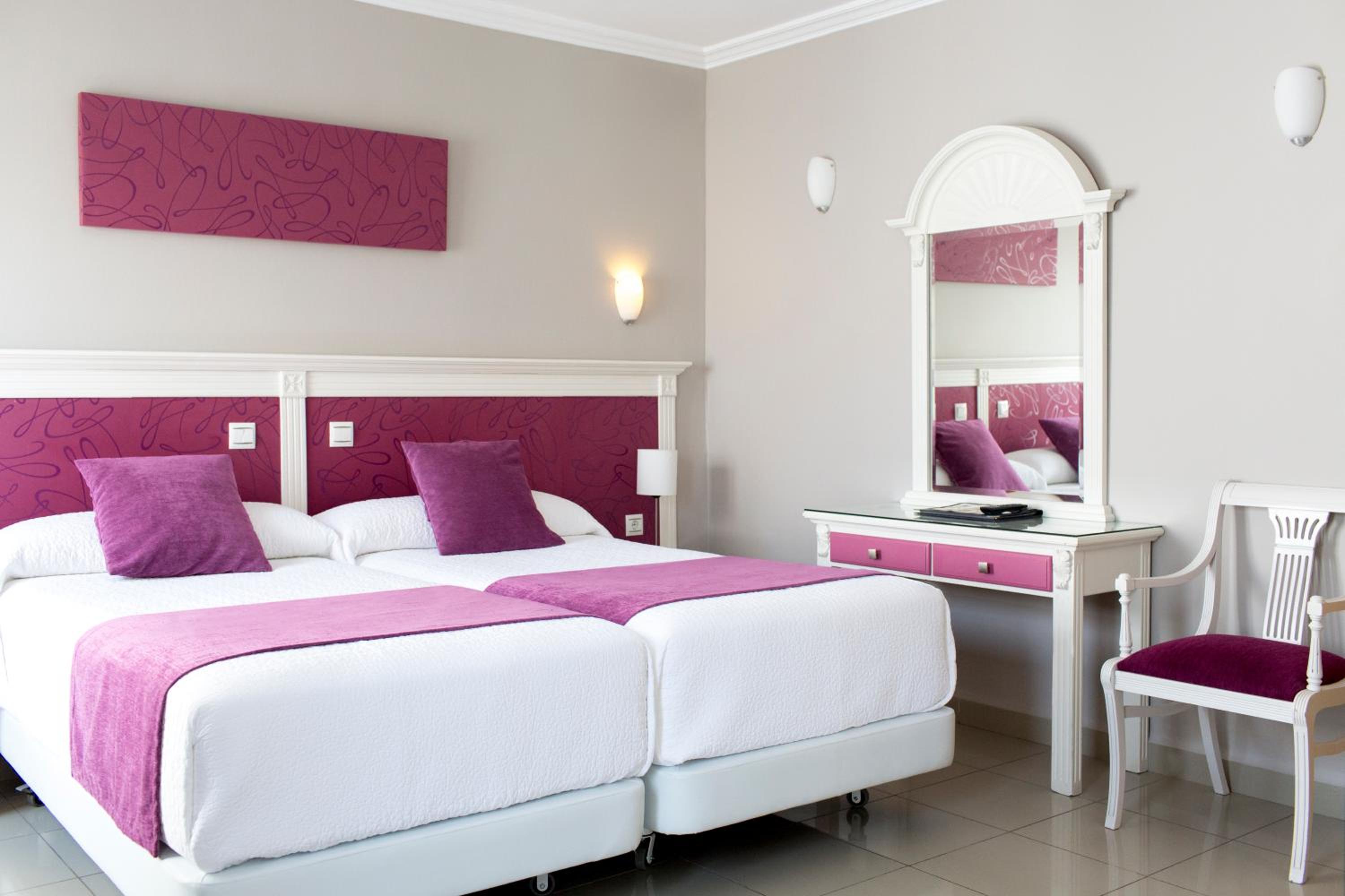 Twin Room - Photo 3