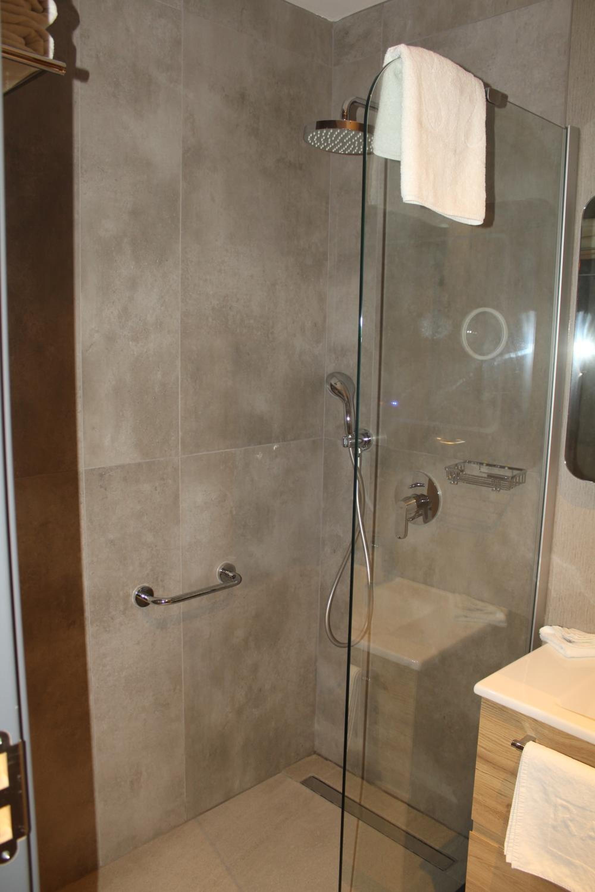 Deluxe Twin Room  - Non-Smoking photo 3