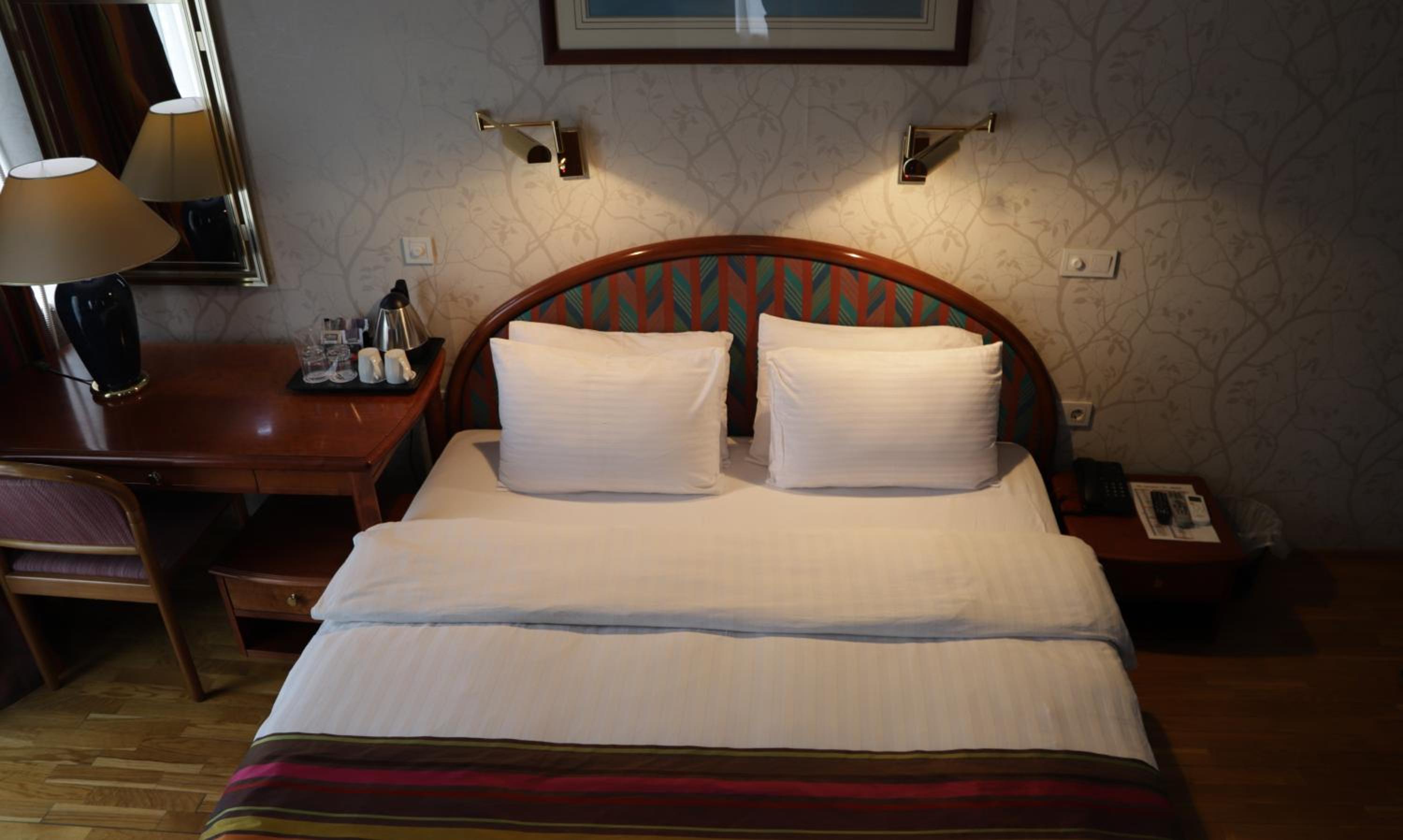 Double Room with Balcony and City View - Photo 1