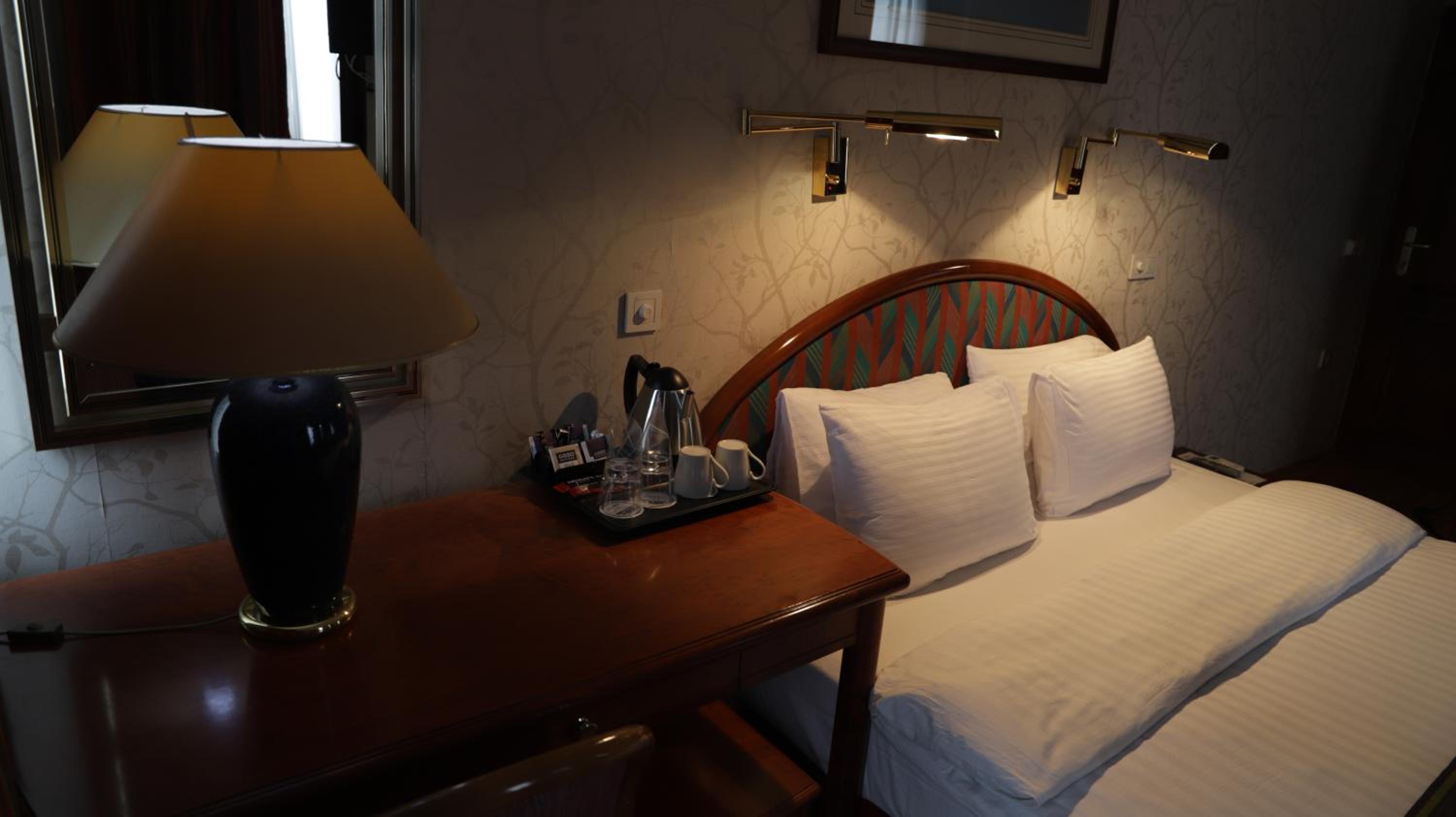Double Room with Balcony and City View - Photo 7