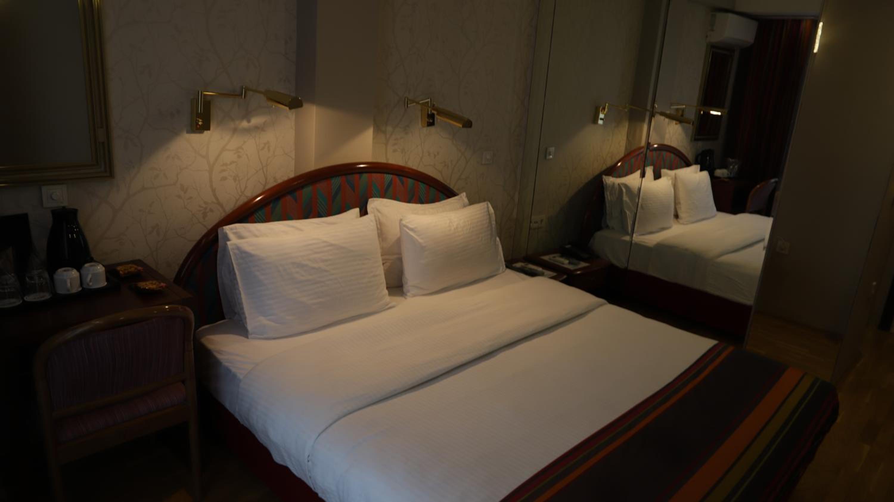 Double Room with Balcony and City View - Photo 9