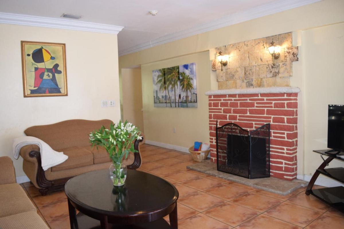 Four-Bedroom House photo 3