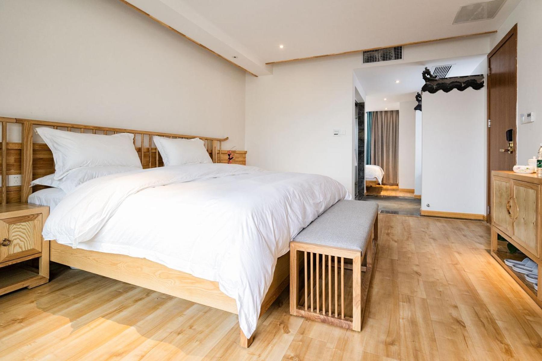 Superior King Suite photo 2