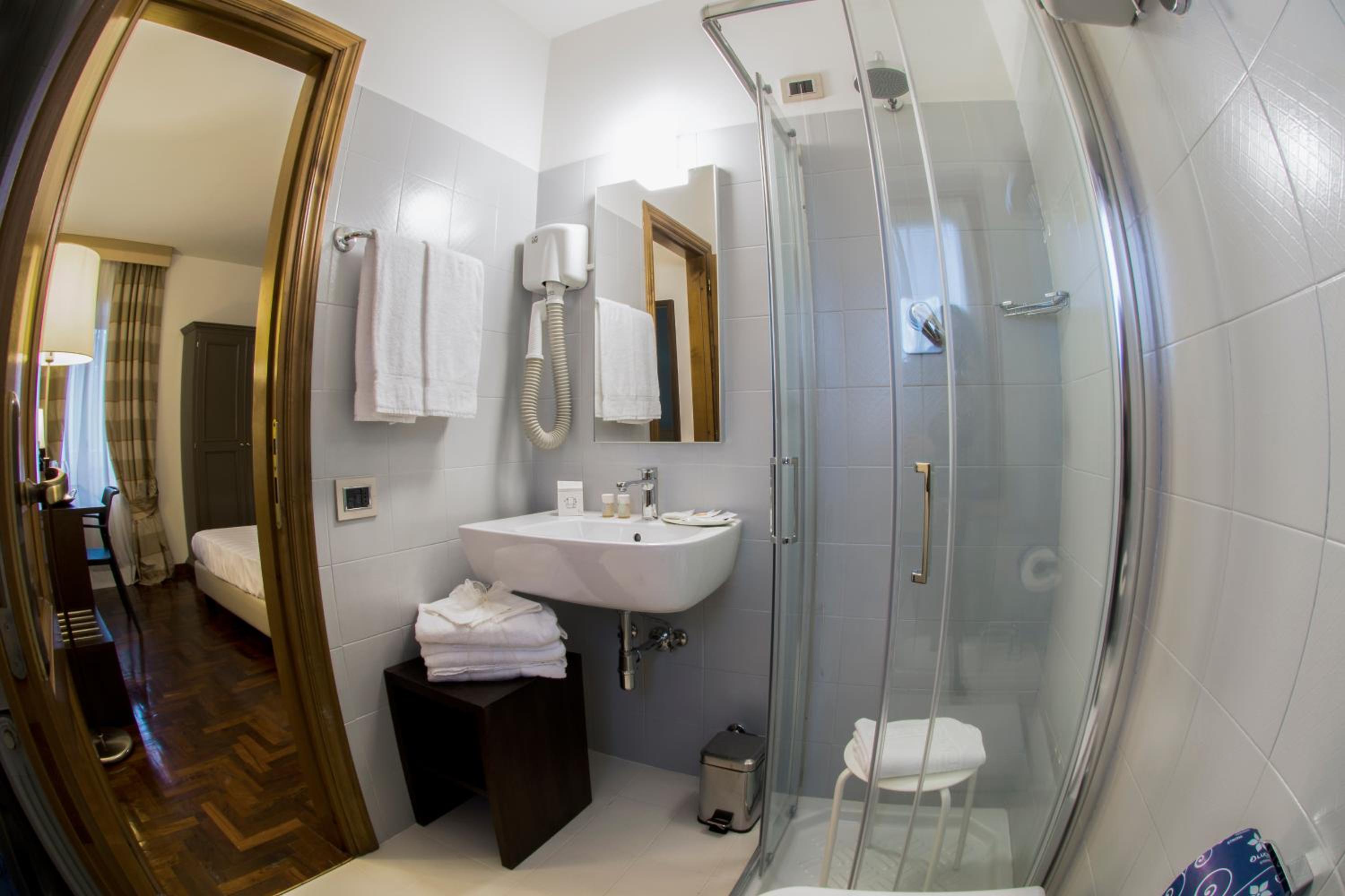 Standard Double or Twin Room - Photo 9