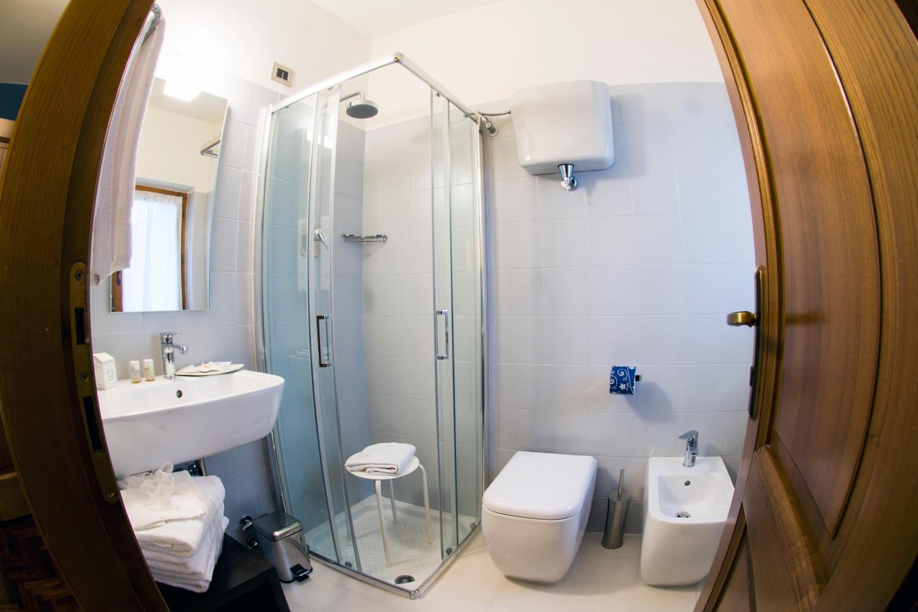 Standard Double or Twin Room - Photo 10
