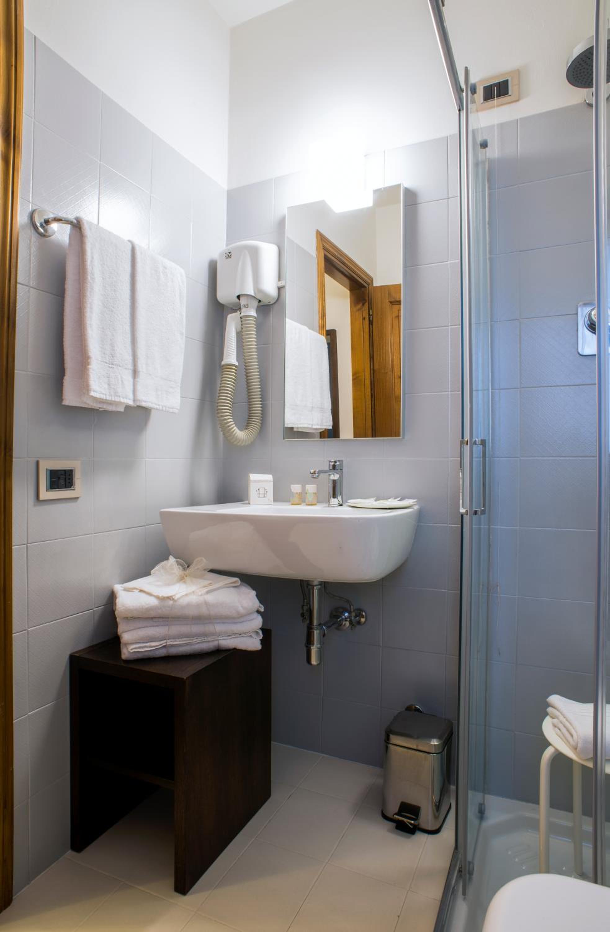Standard Double or Twin Room - Photo 11