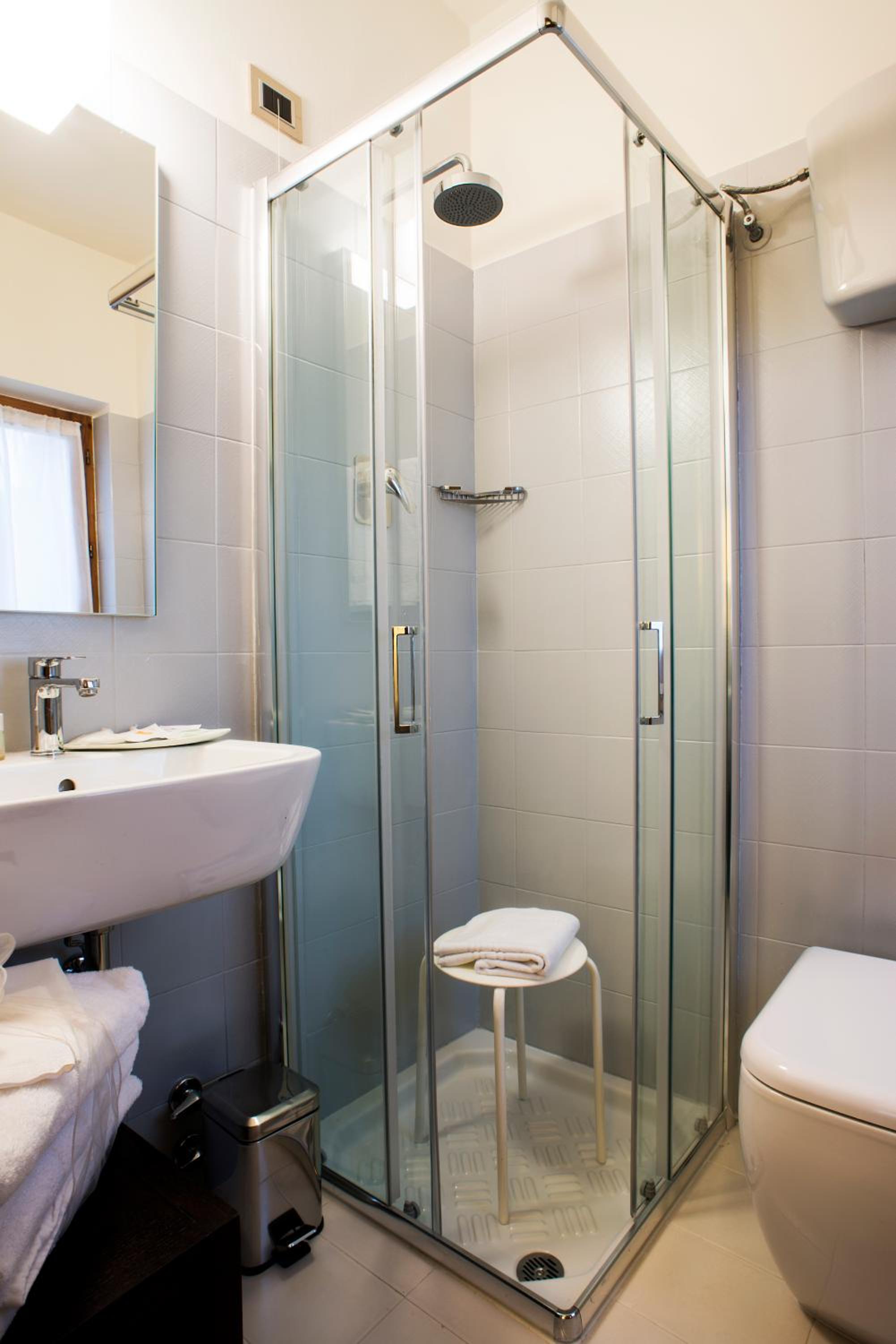 Standard Double or Twin Room - Photo 12