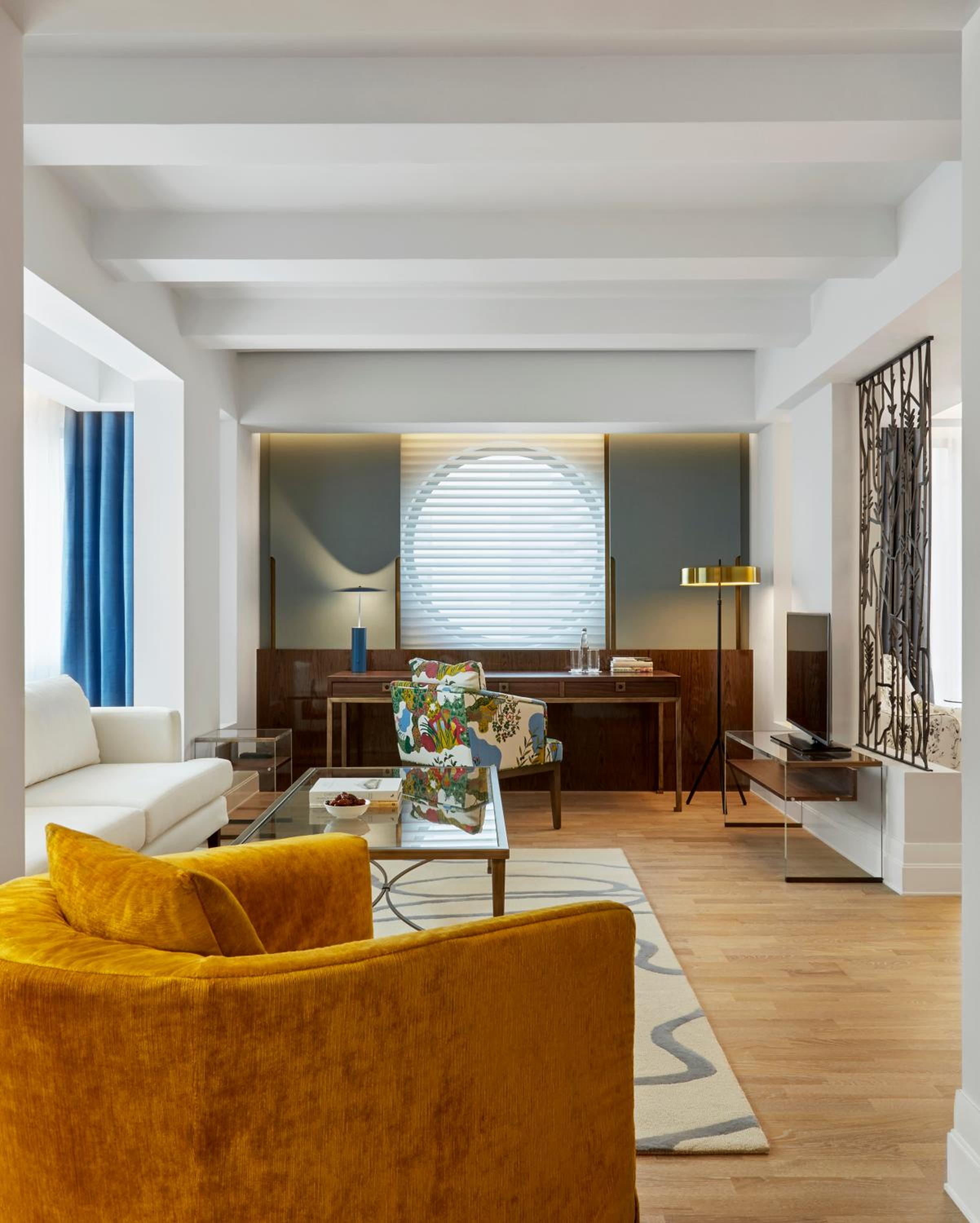 Corner Suite - Photo 2