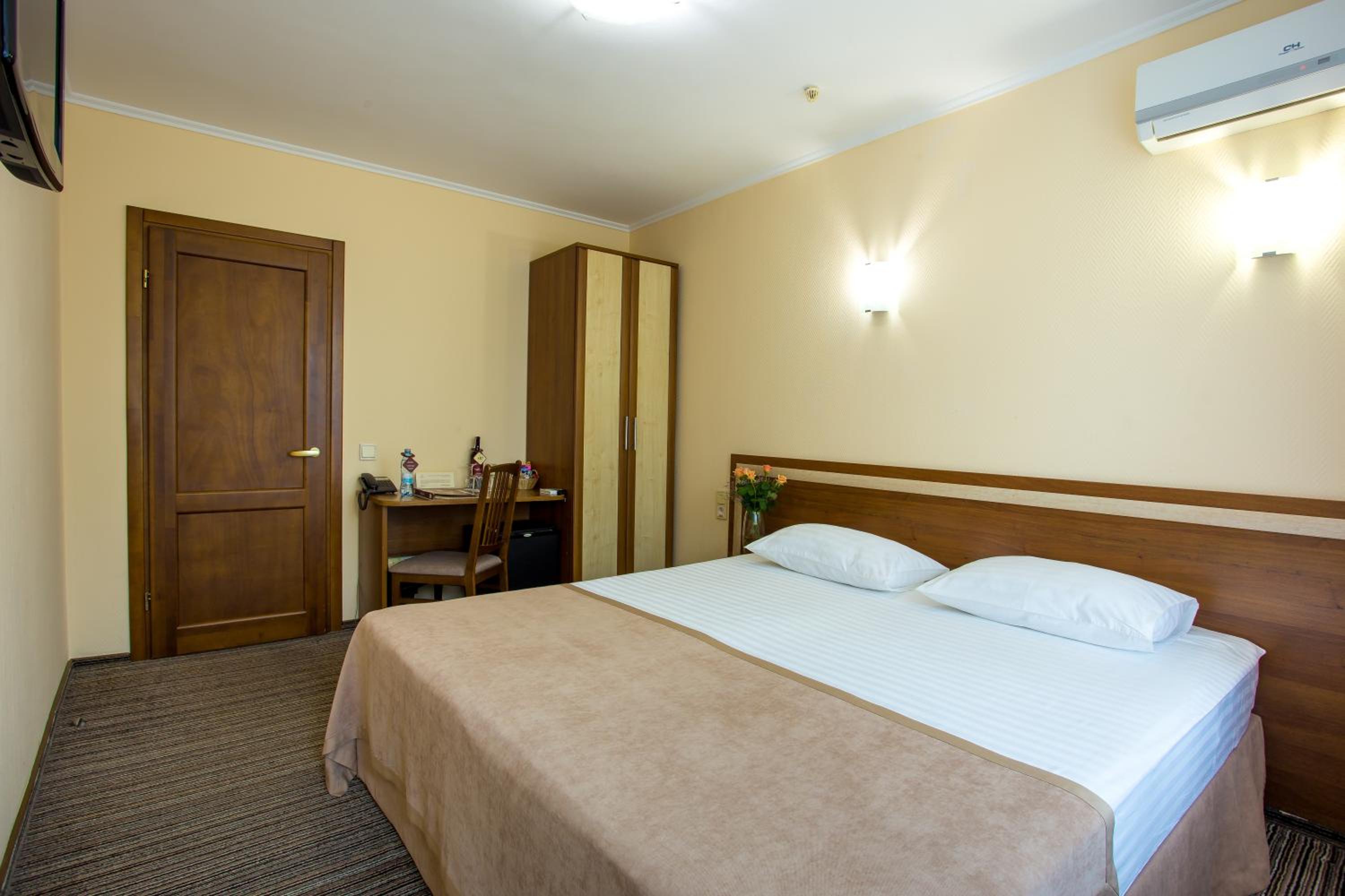 Standard Queen Room photo 1