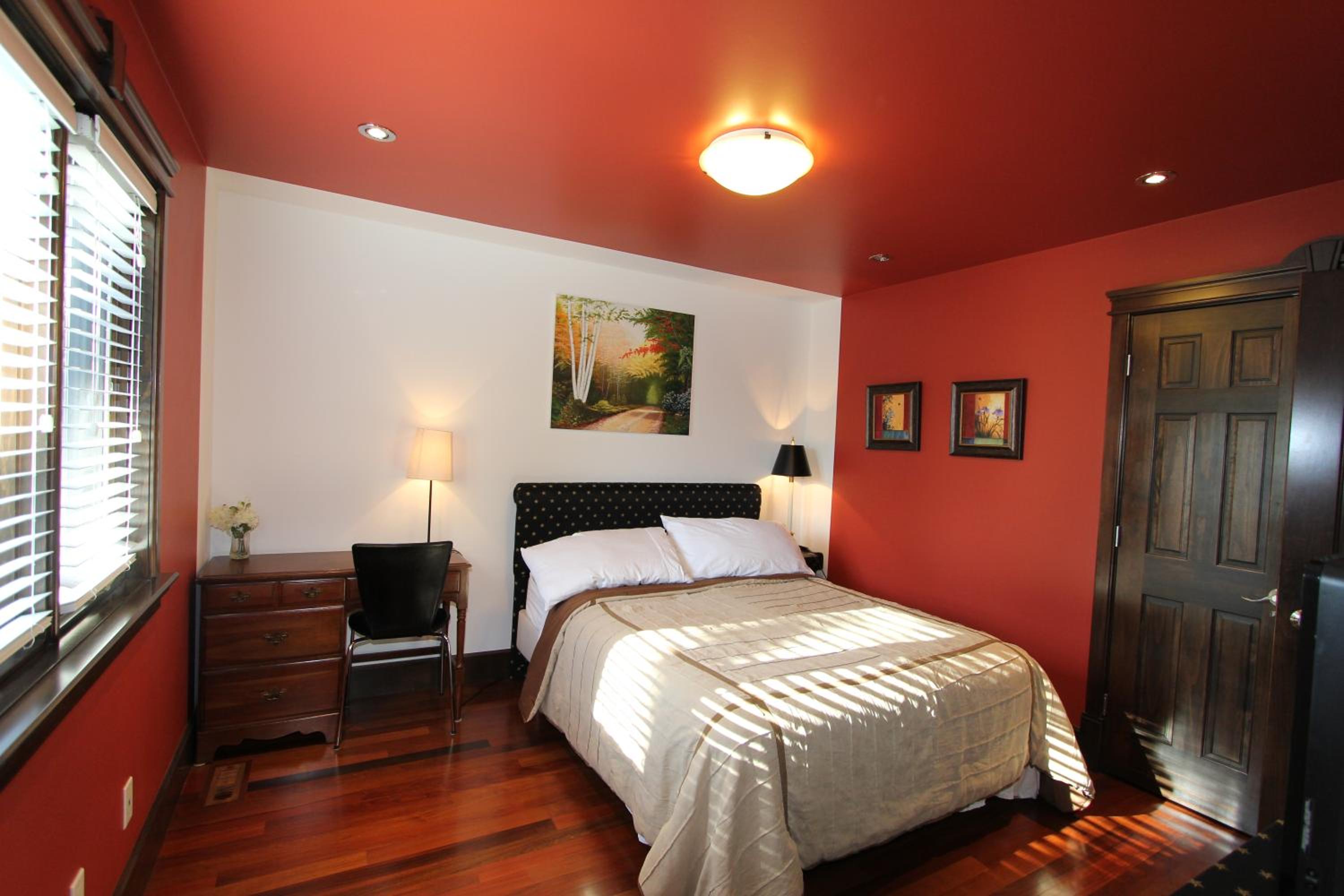 Queen Room with En-suite