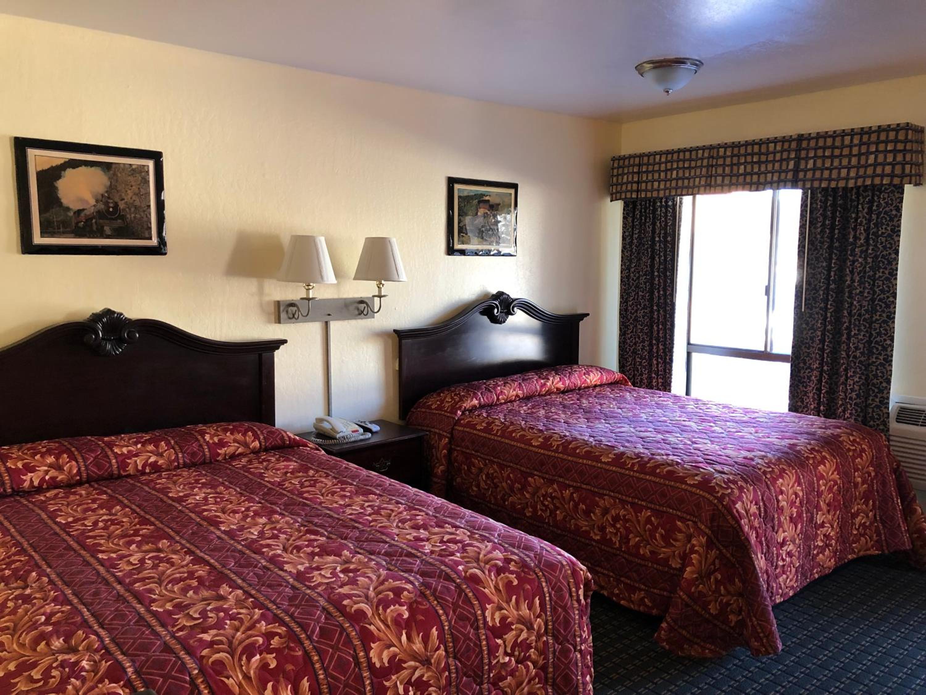 Queen Room with Two Queen Beds - Non-Smoking - Photo 1