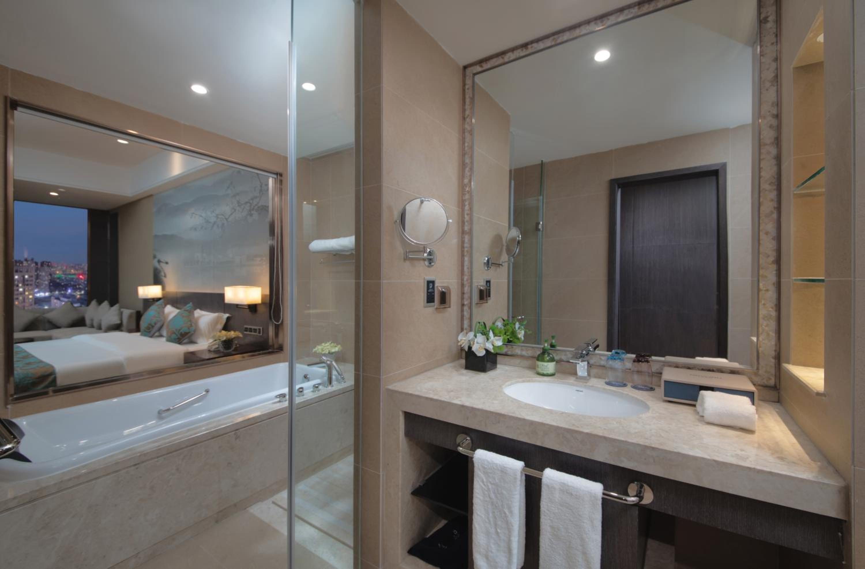 Business King Room photo 2