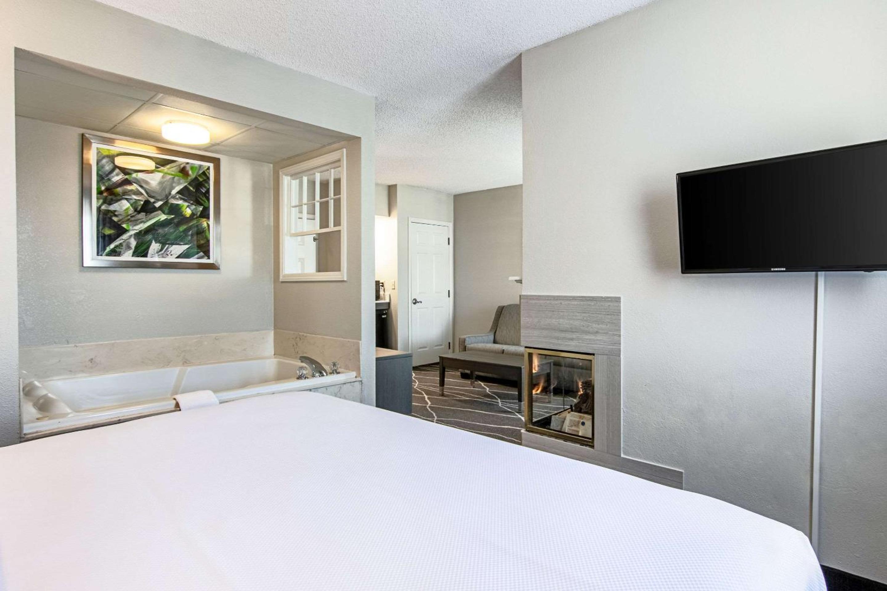 King Suite with Whirlpool and Sofa Bed - Non-Smoking - Photo 2