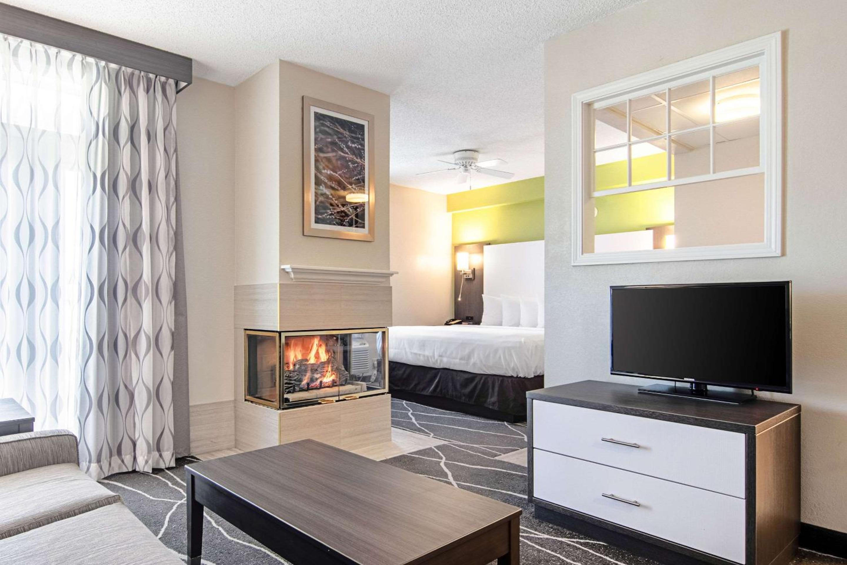 King Suite with Whirlpool and Sofa Bed - Non-Smoking - Photo 3