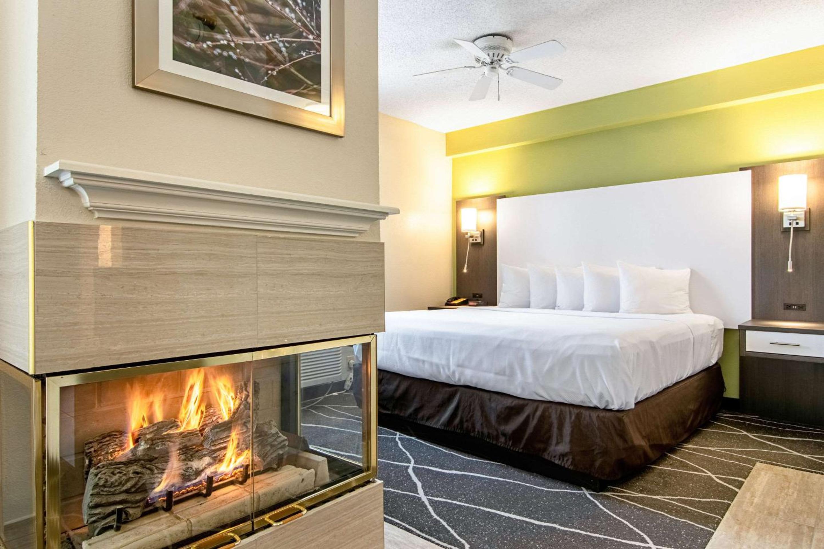 King Suite with Whirlpool and Sofa Bed - Non-Smoking - Photo 1