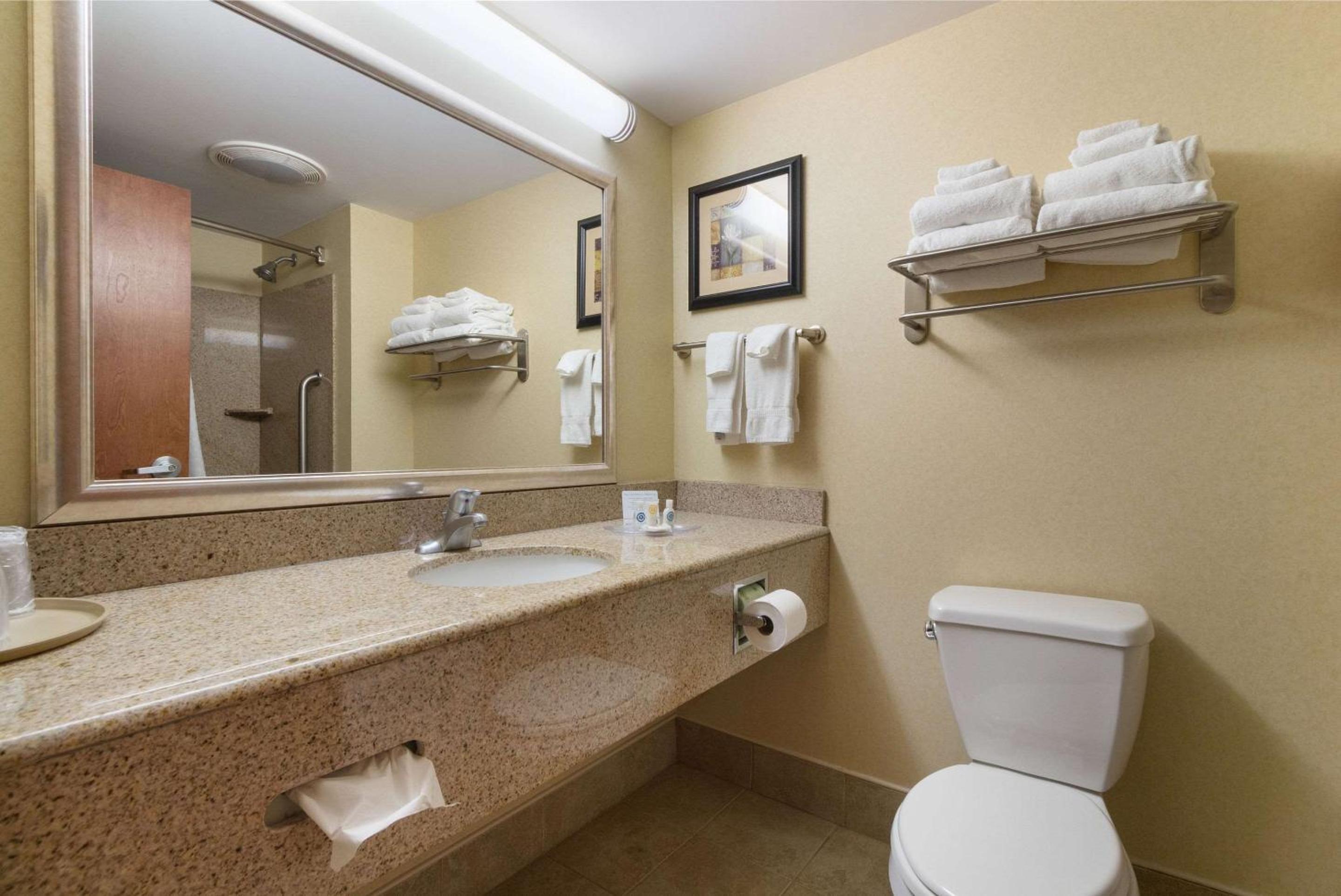 Queen Suite with Two Queen Beds - Disability Access/Non-Smoking - Photo 2