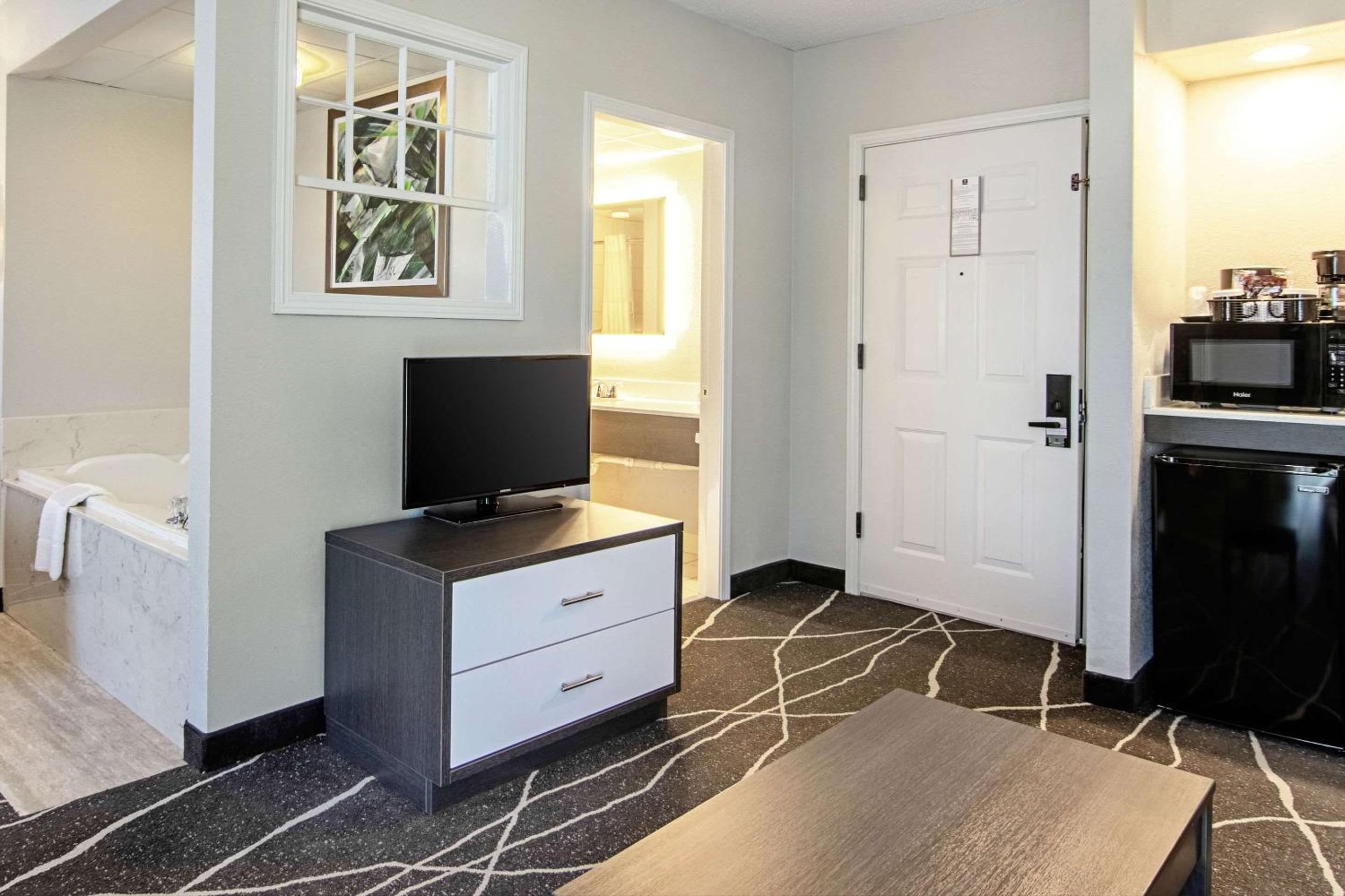 King Suite with Whirlpool and Sofa Bed - Non-Smoking - Photo 5