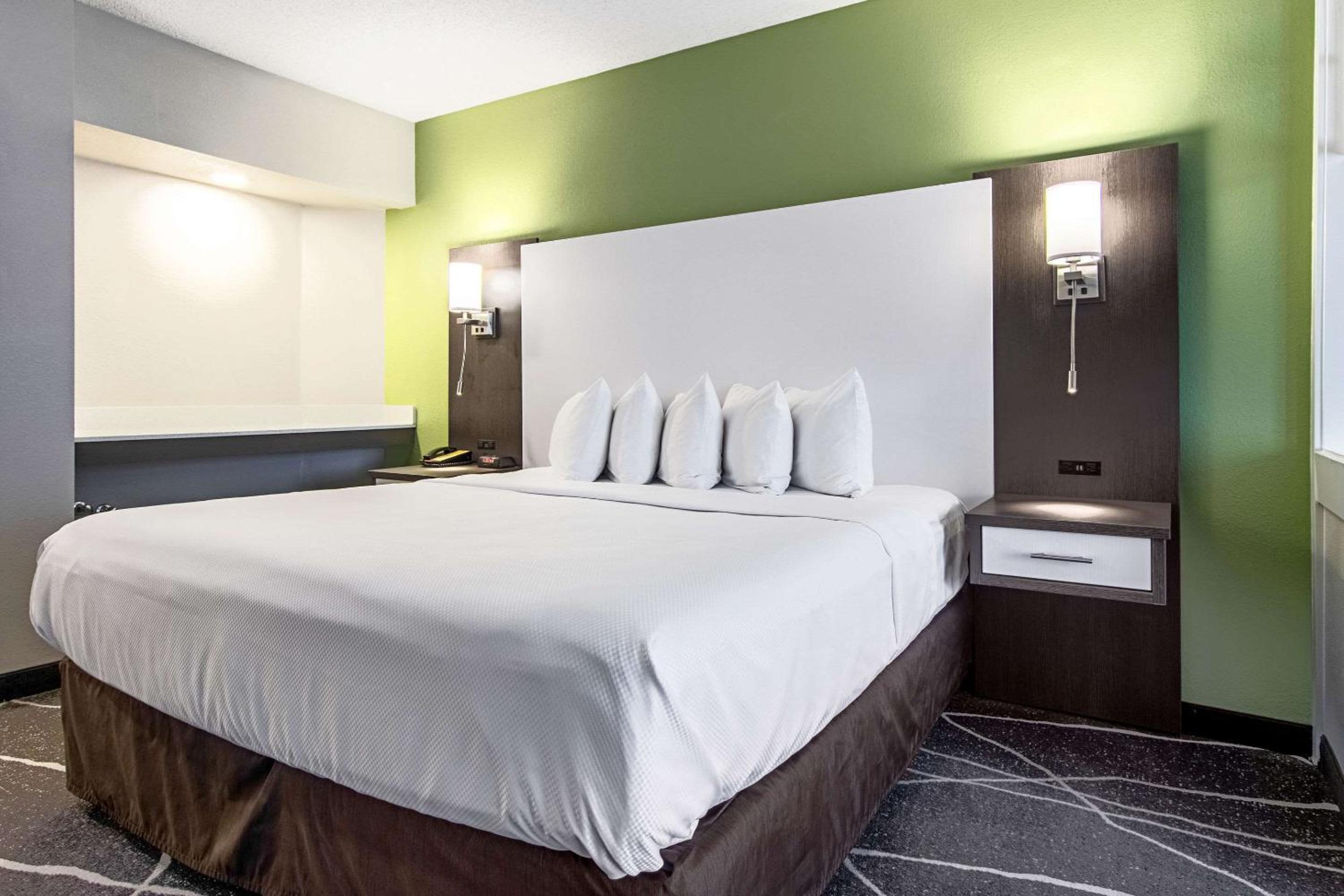 Standard King Room with Sofa Bed - Non-Smoking - Photo 4