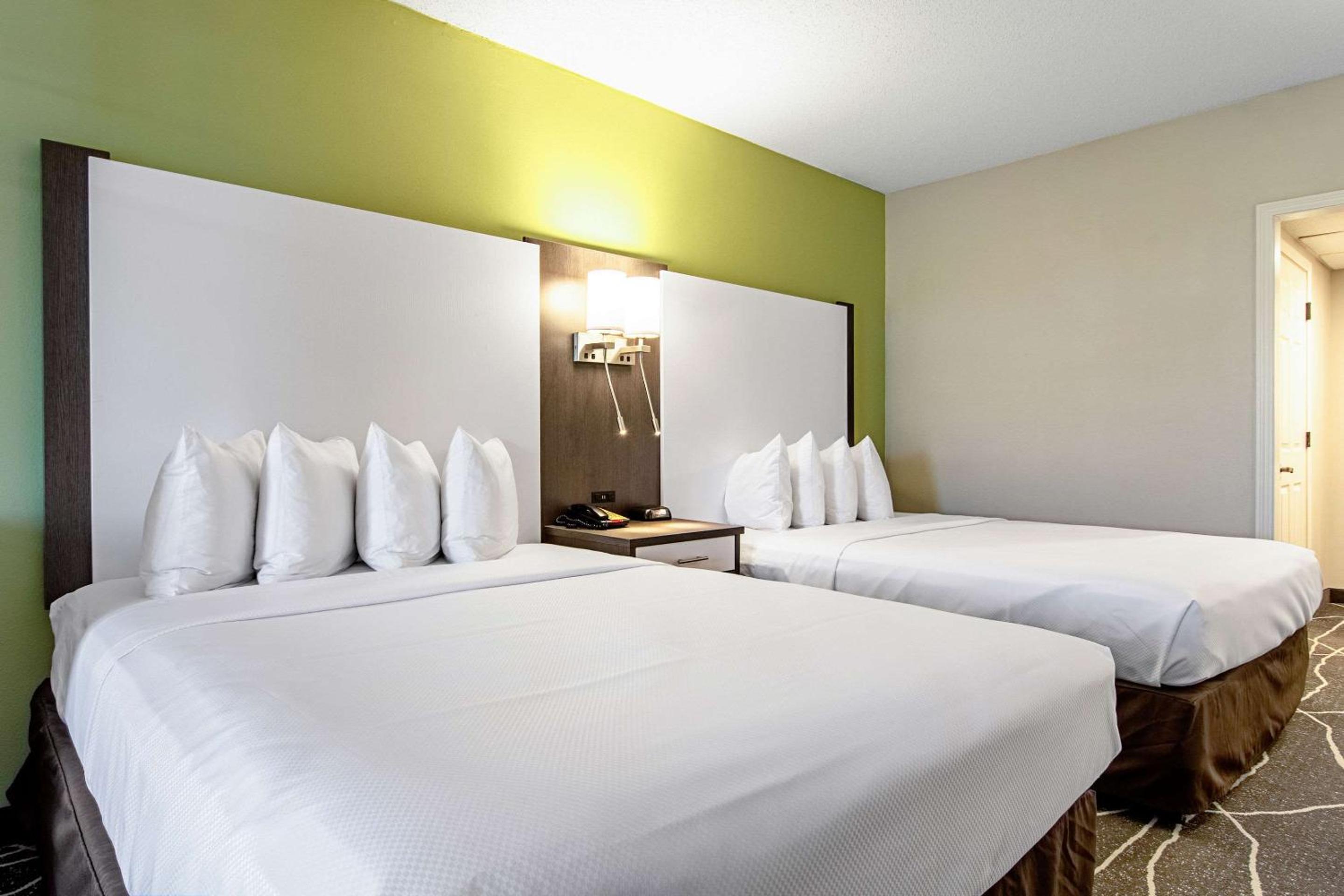 Queen Room with Two Queen Beds - Non-Smoking - Photo 4
