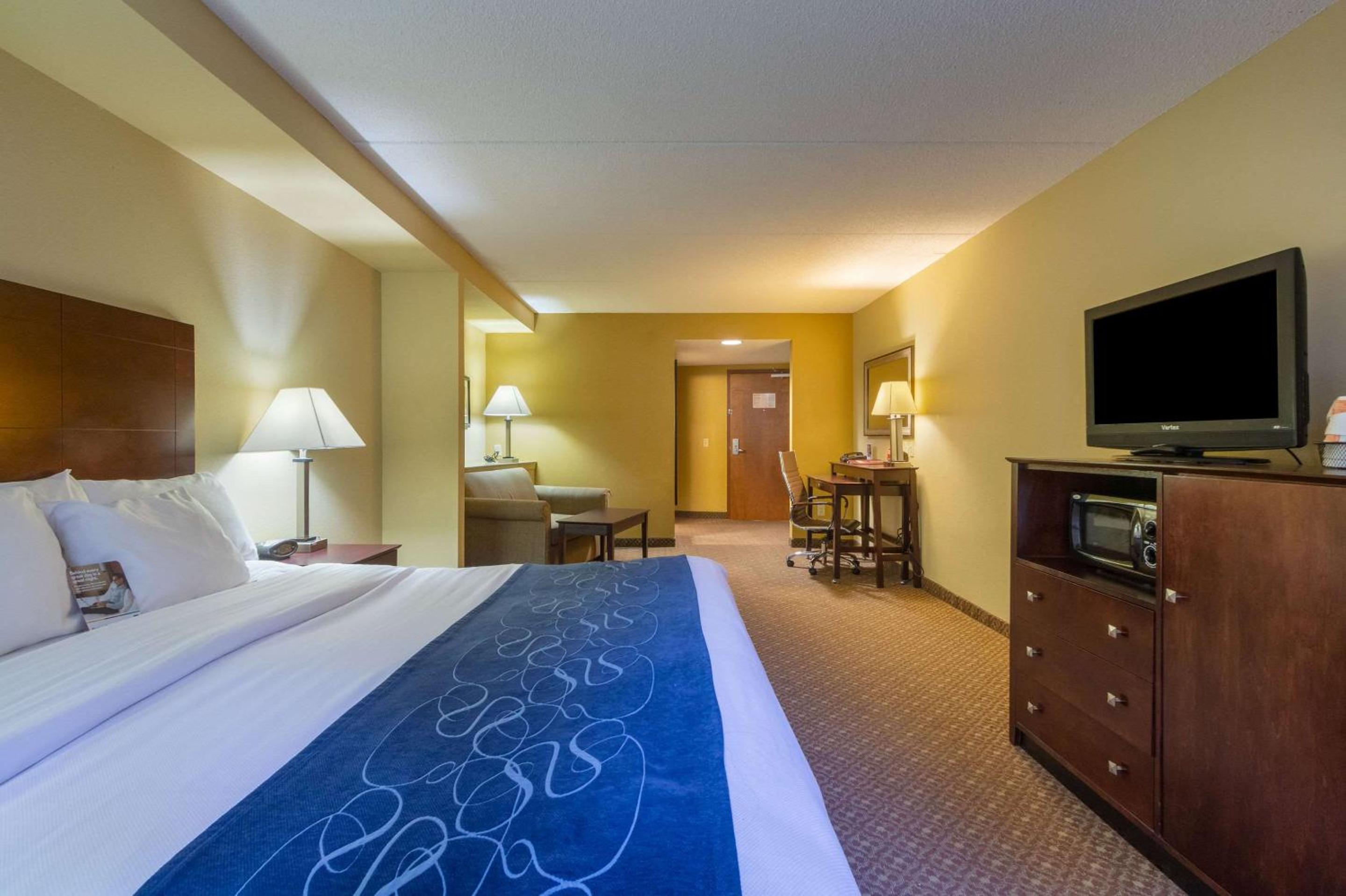 King Suite - Non-Smoking - Photo 2