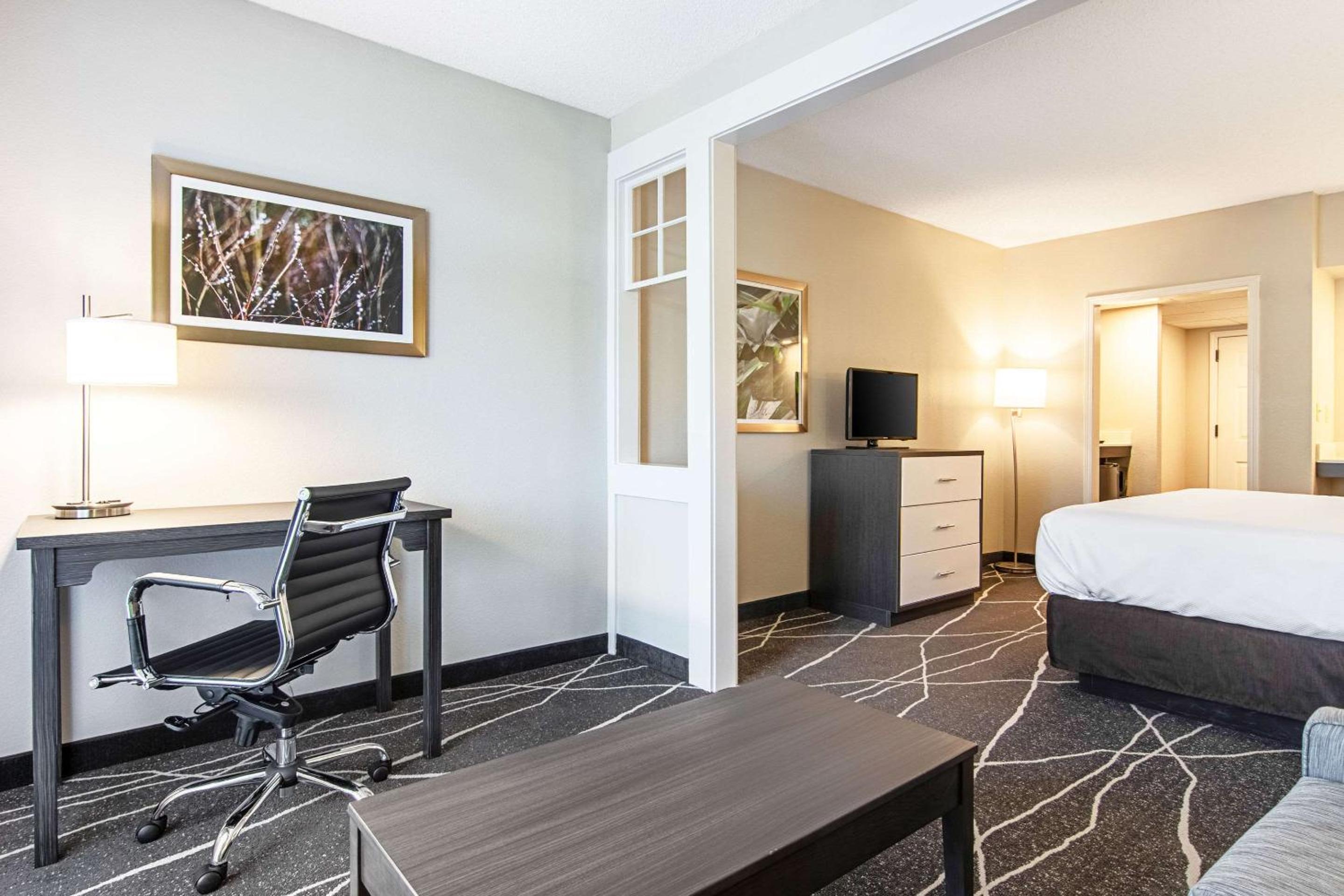 Standard King Room with Sofa Bed - Non-Smoking - Photo 3