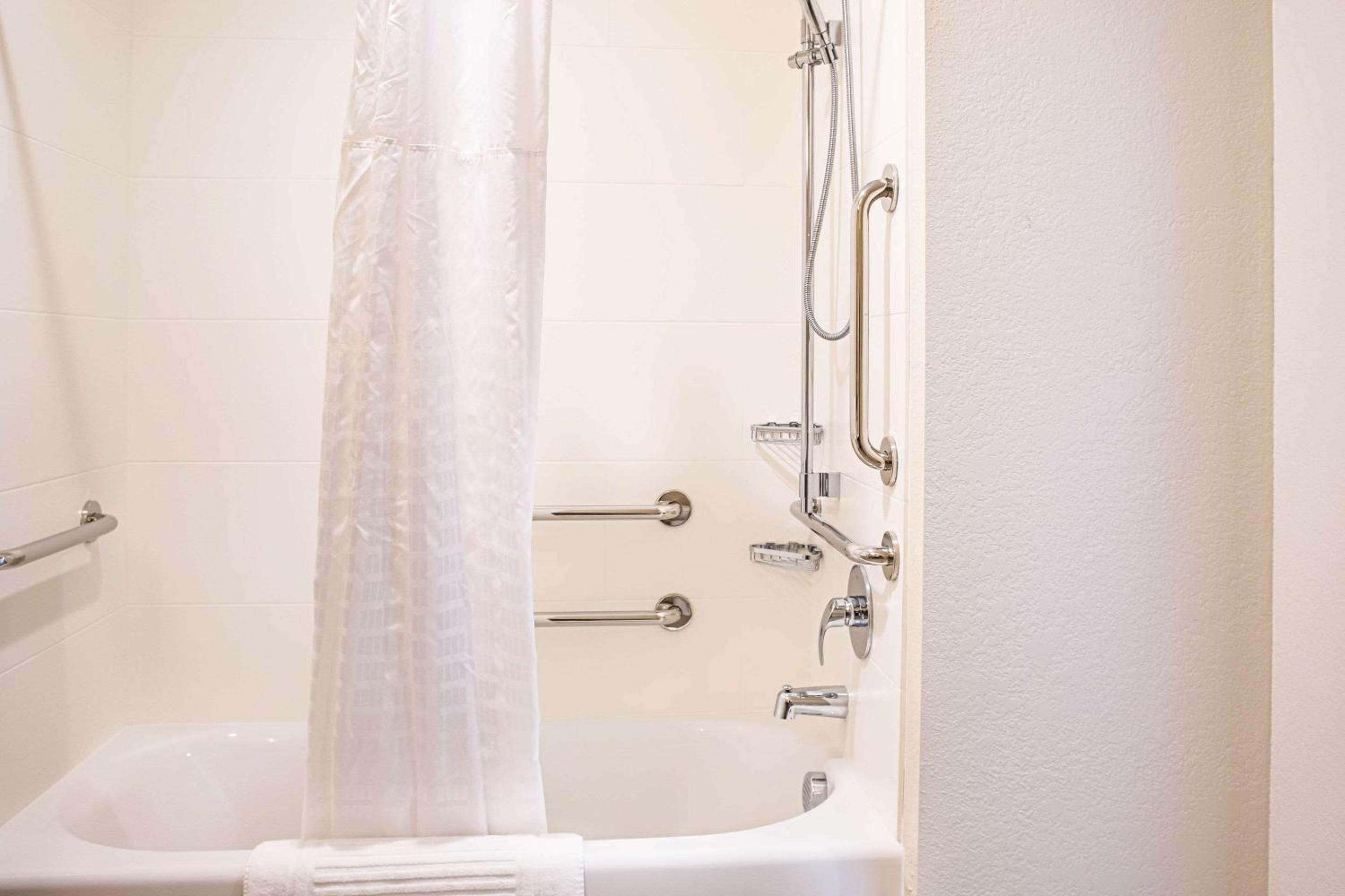 King Suite - Accessible/Non-Smoking photo 2