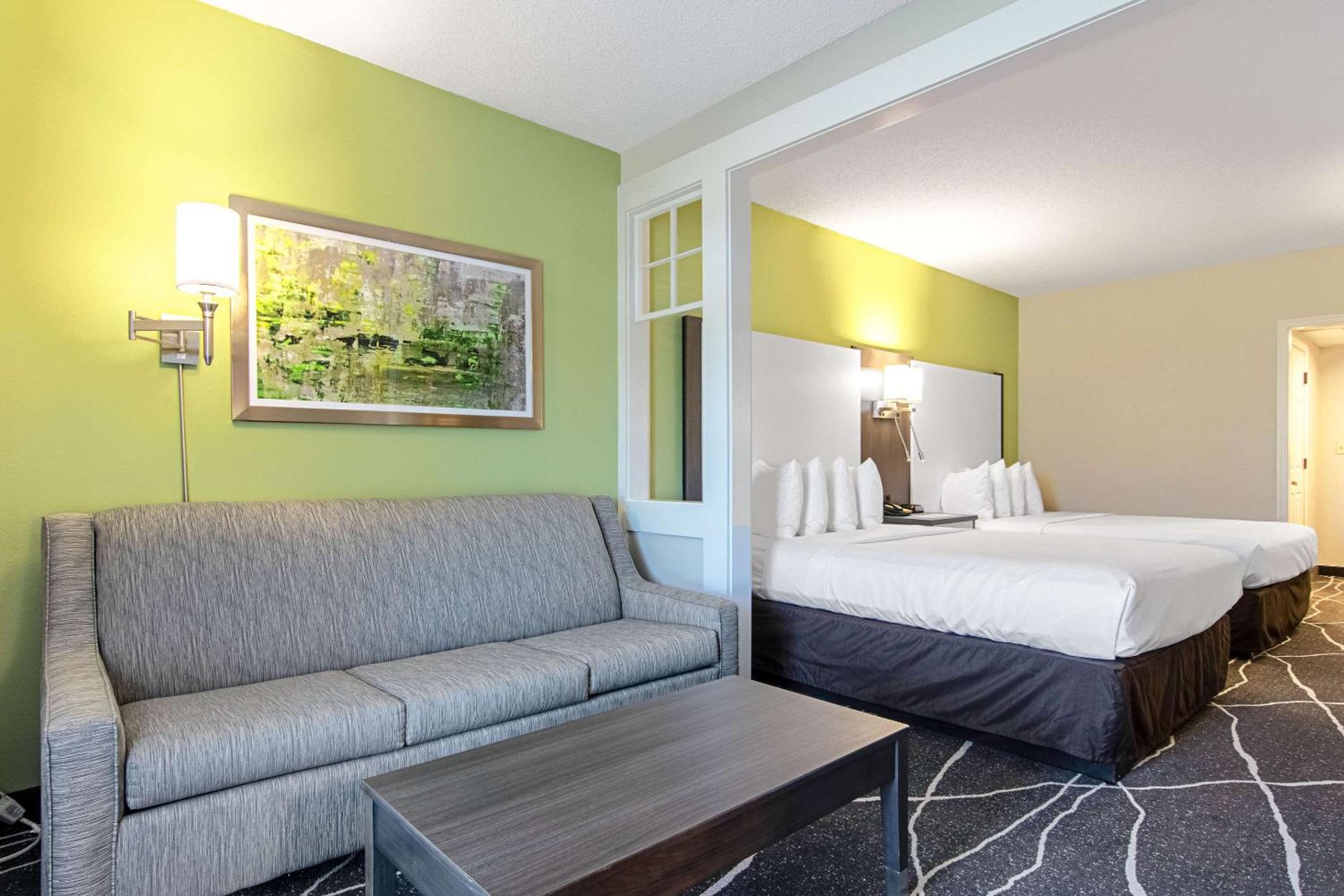 Queen Room with Two Queen Beds - Non-Smoking - Photo 2