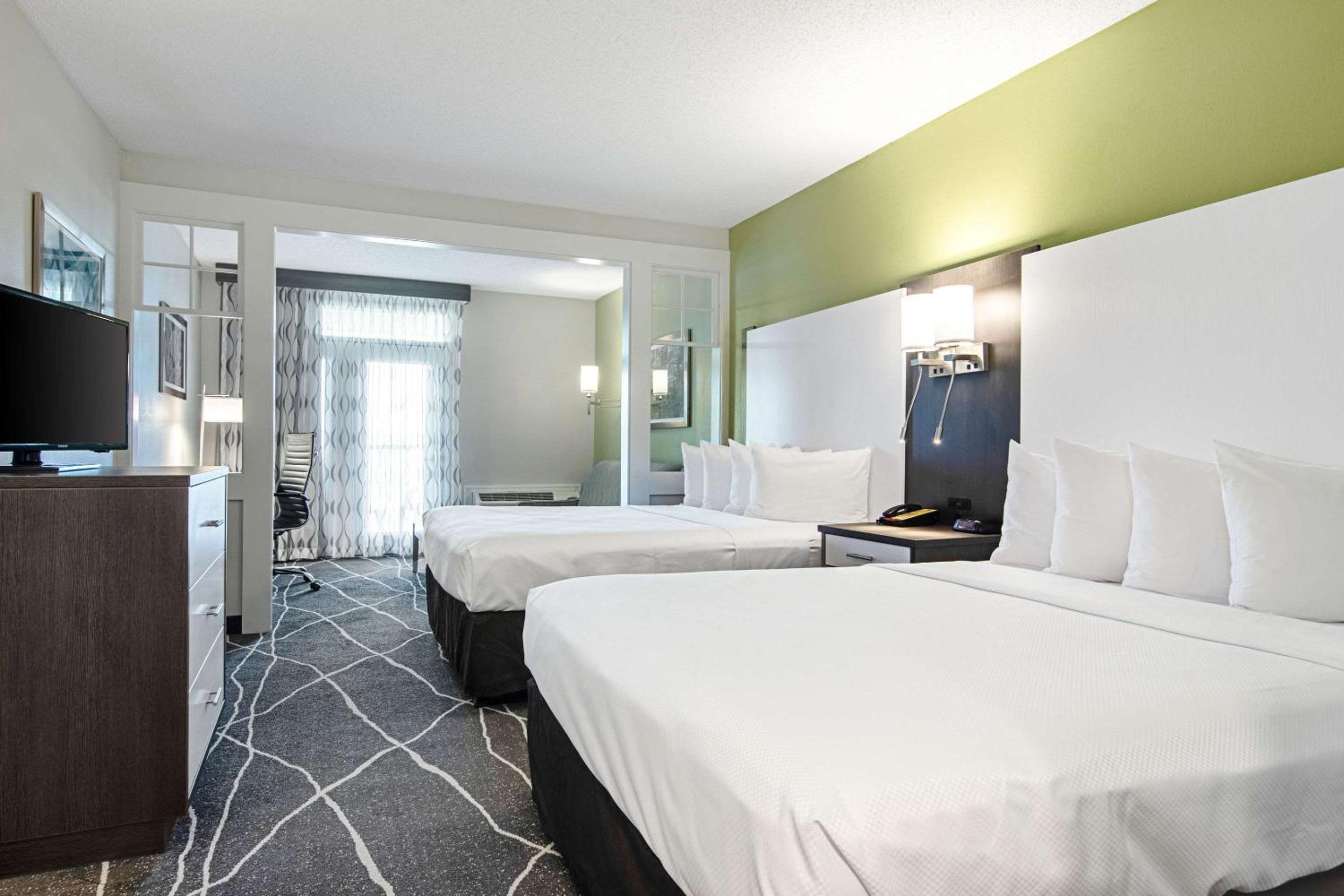Queen Room with Two Queen Beds - Non-Smoking - Photo 1