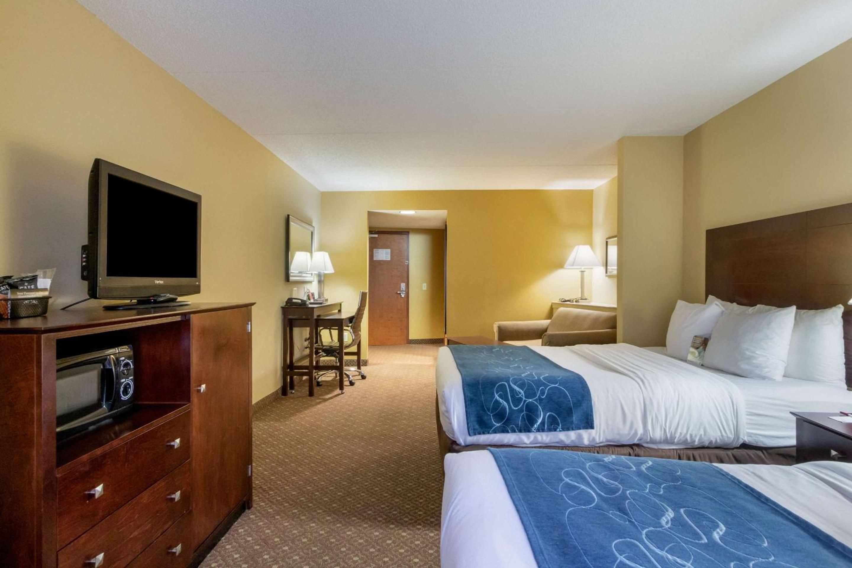 Queen Suite with Two Queen Beds - Disability Access/Non-Smoking - Photo 4