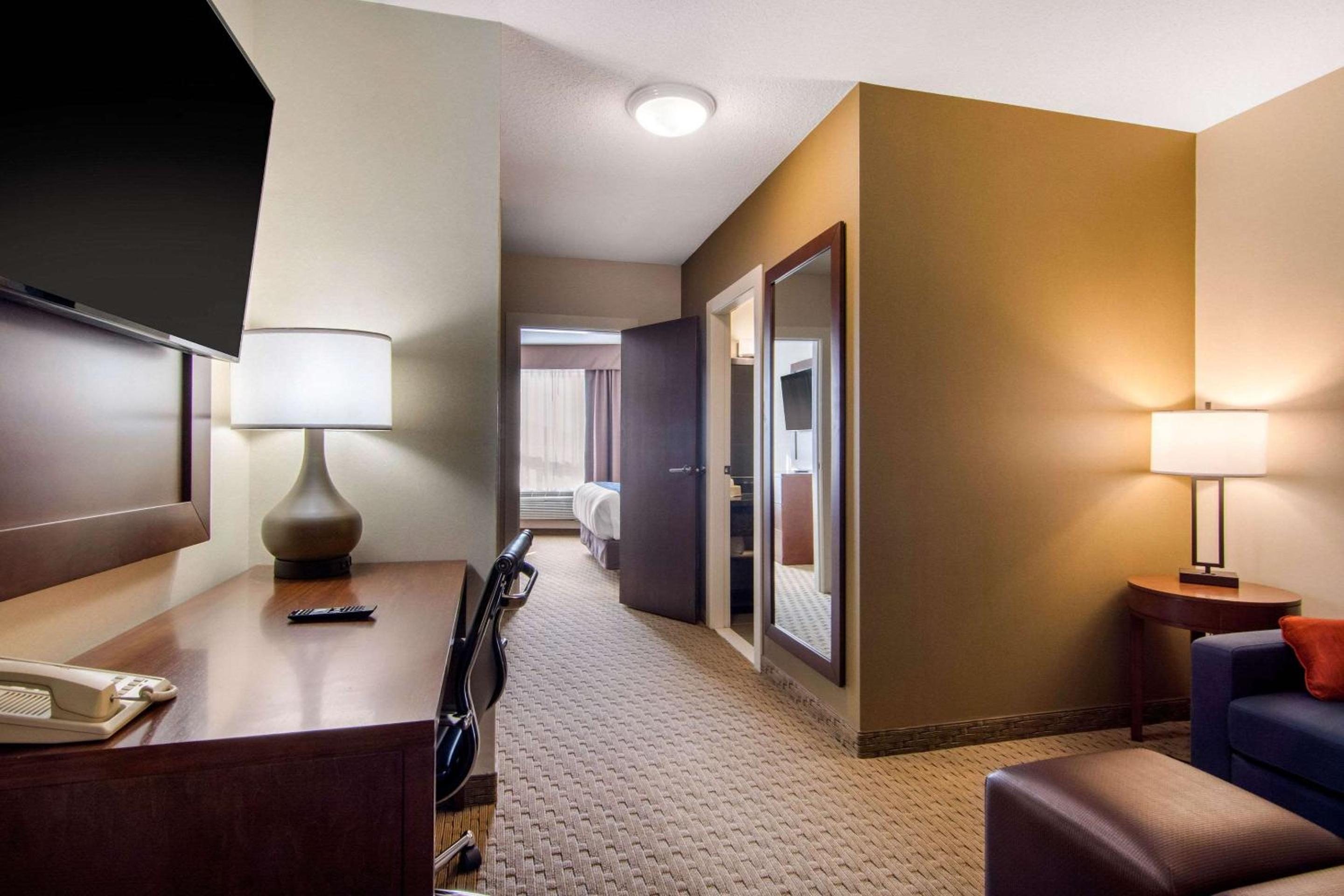King Suite - Non-Smoking - Photo 1