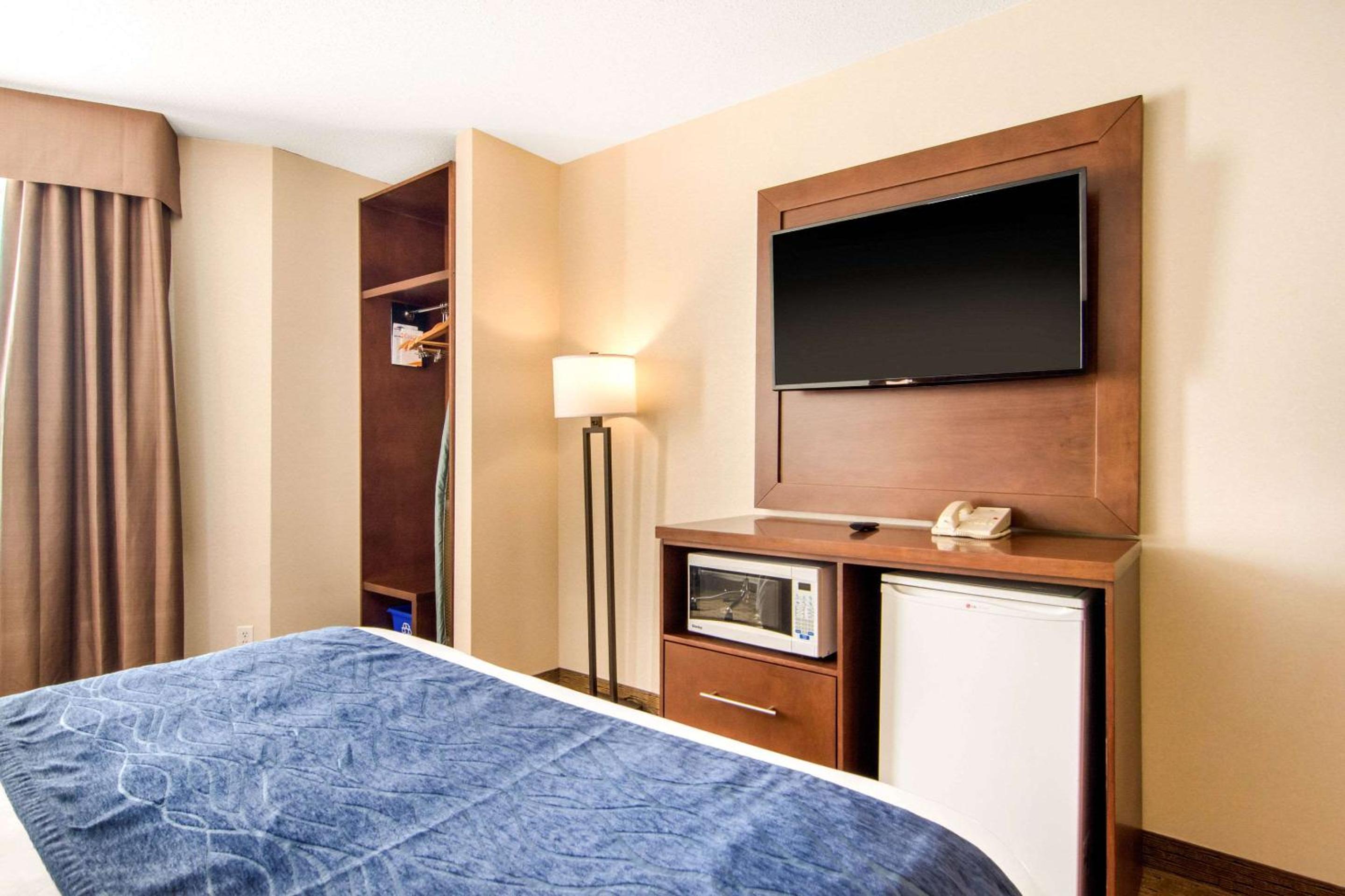 Queen Room - Non-Smoking - Photo 4