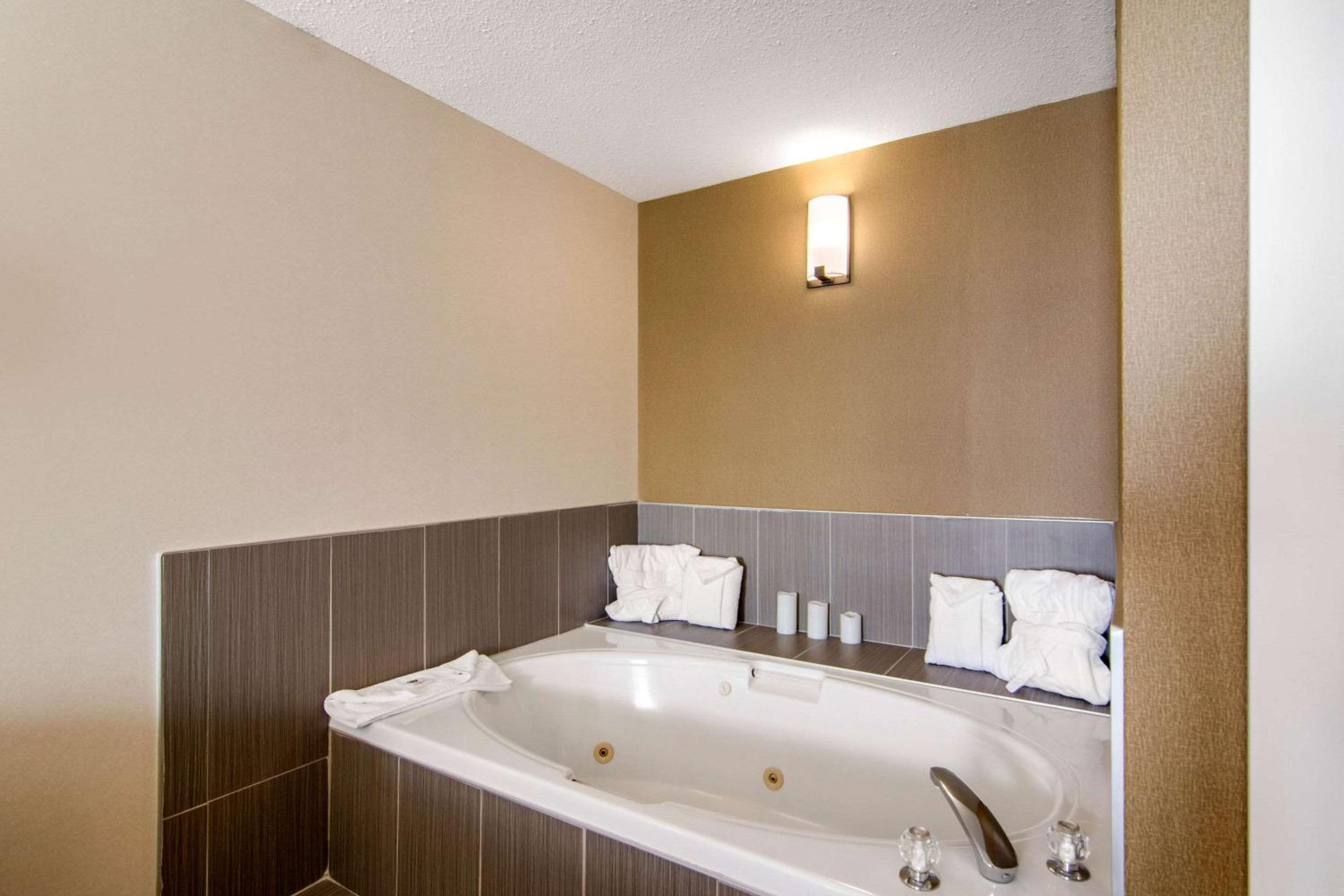 Upgraded King Suite - Non-Smoking - Photo 1