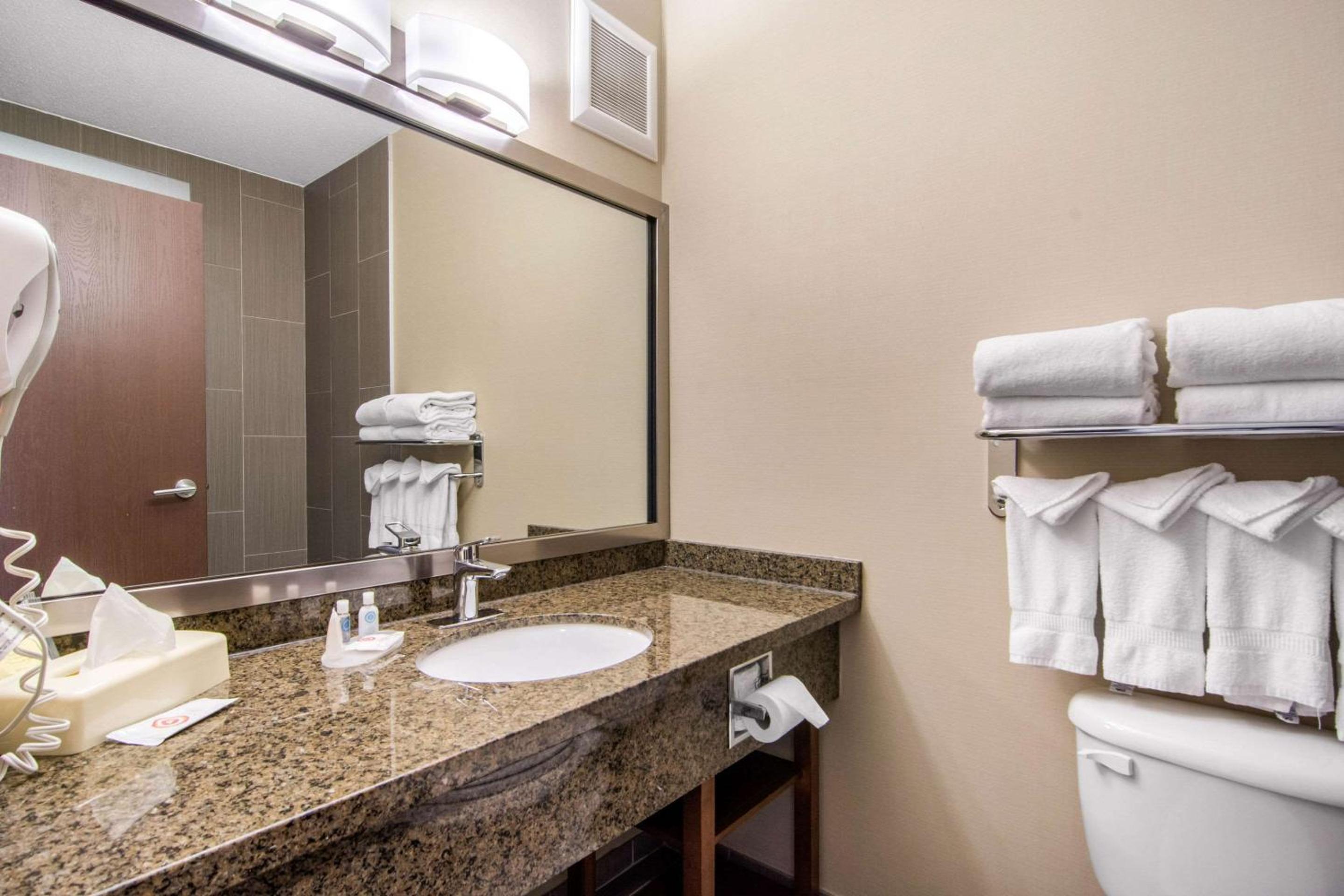 King Suite - Non-Smoking - Photo 2