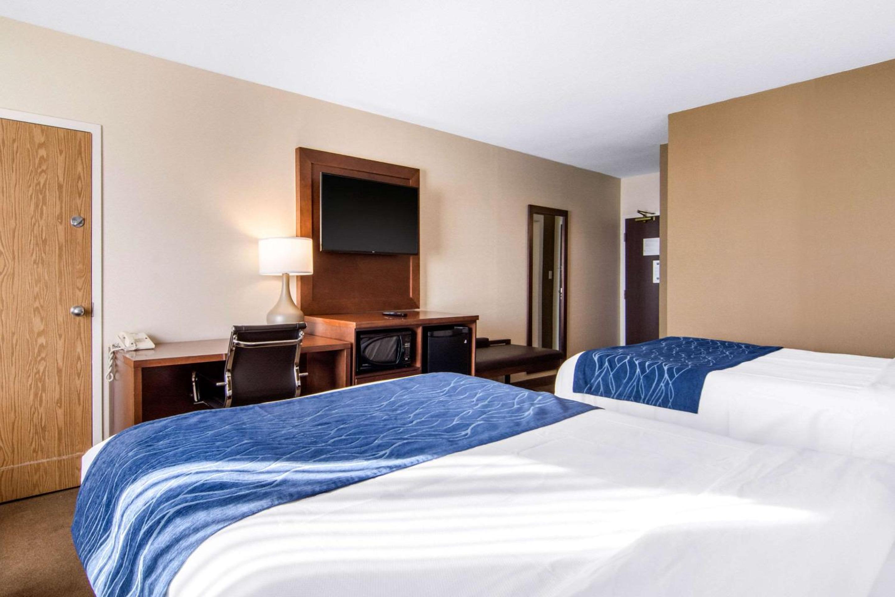 Queen Room with Two Queen Beds - Non-Smoking - Photo 9